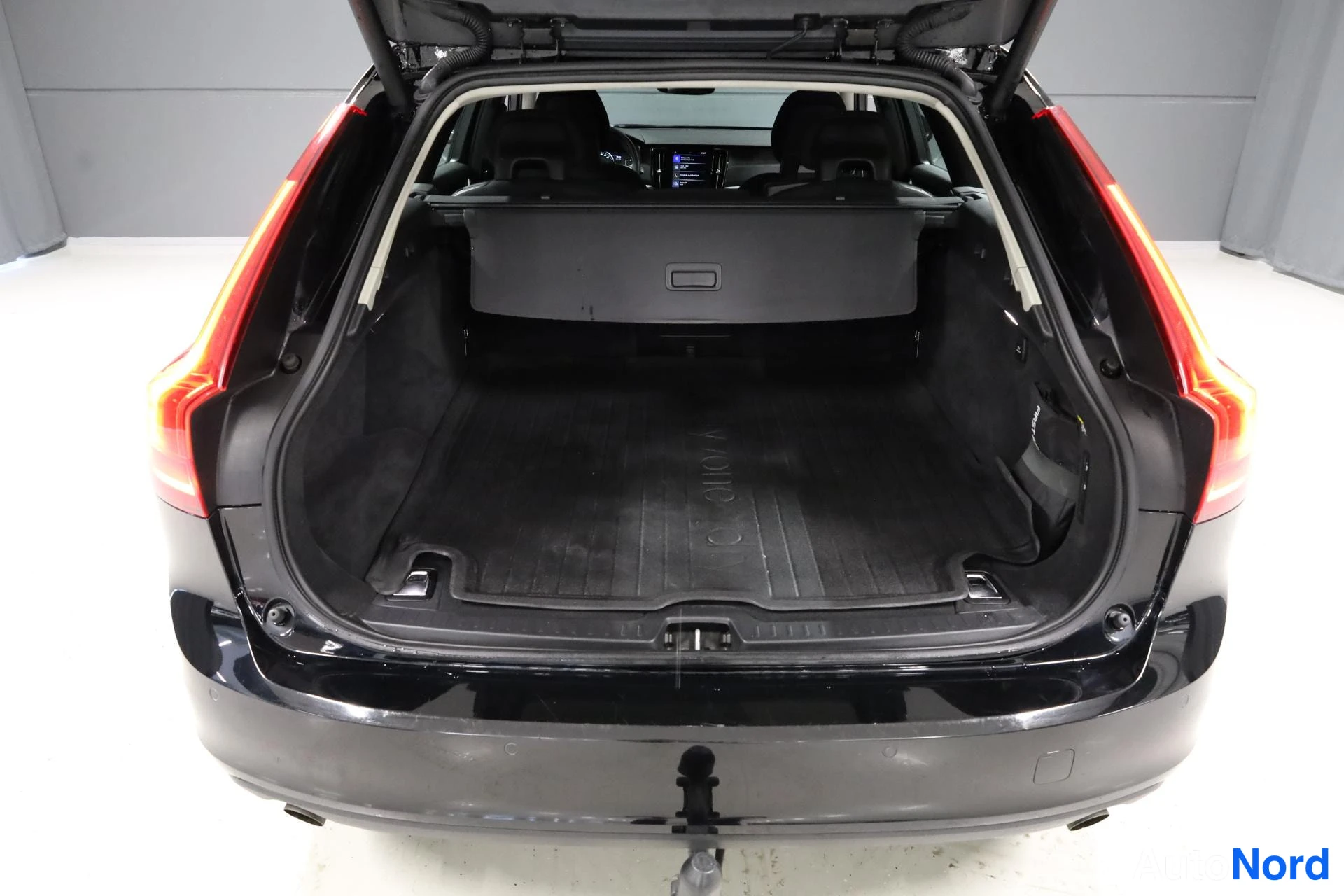 Musta Volvo V90 2018, tavaratila, kuva 16