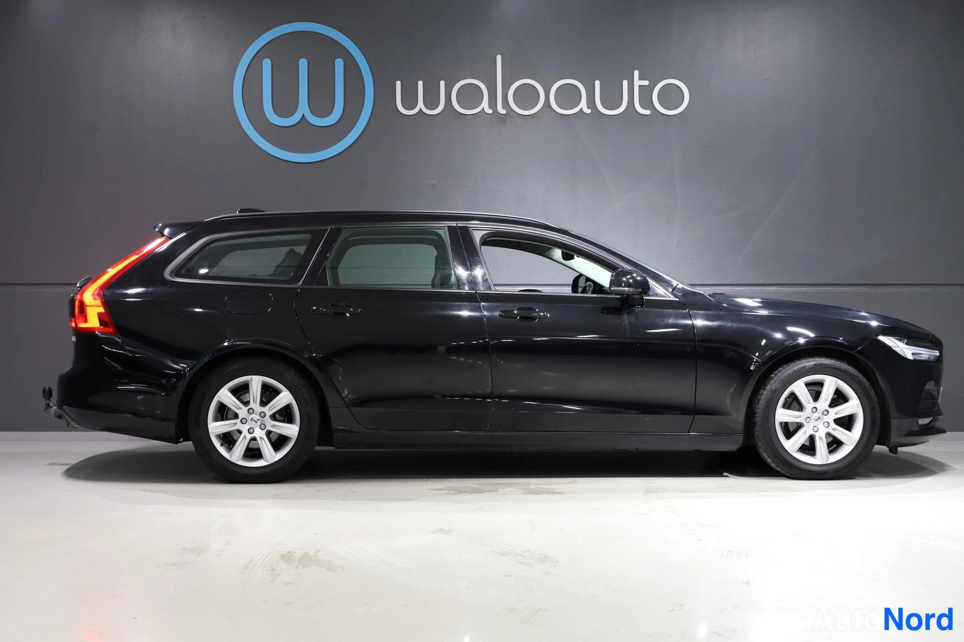 Musta Volvo V90 2018, sivulta, kuva 5