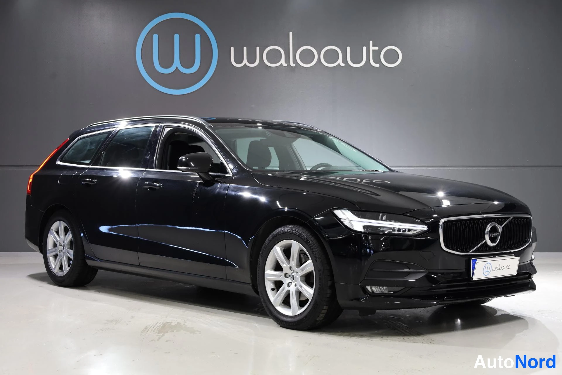 Musta Volvo V90 2018, etuviisto, keula oikealle, kuva 3