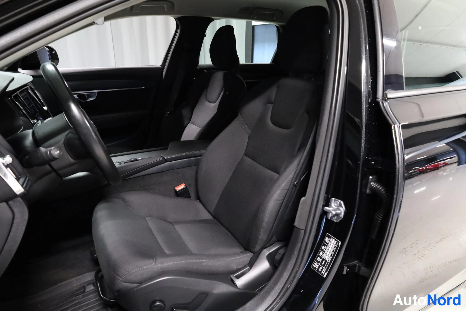 Musta Volvo V90 2018, etuistuimet, kuva 13