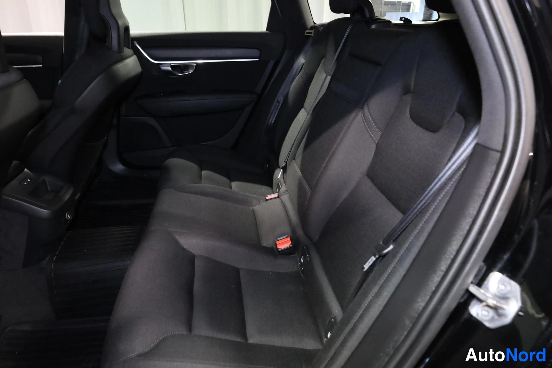 Musta Volvo V90 2018, takaistuimet, kuva 15