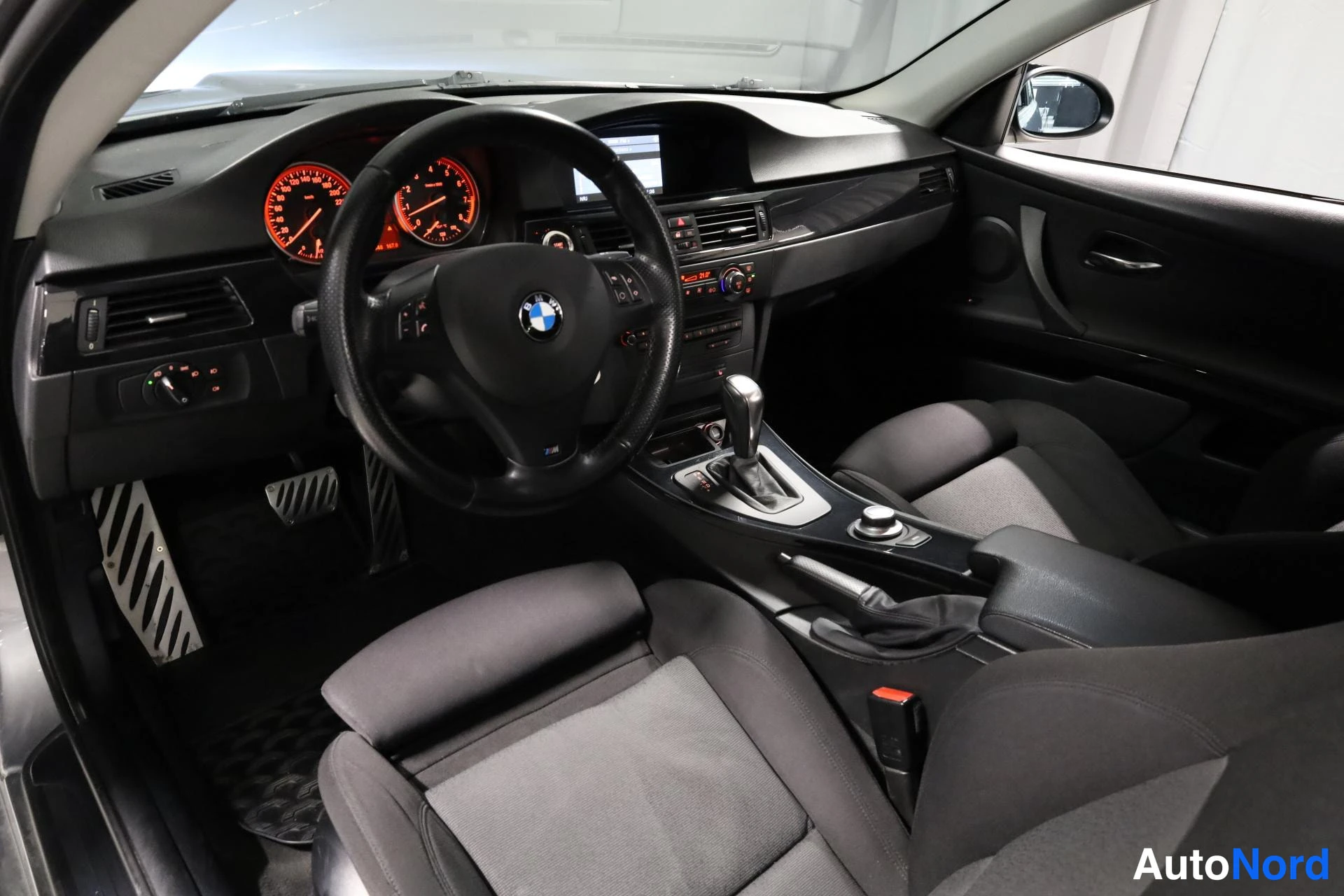 Harmaa BMW 335i 2007, ohjaamo, kuva 11