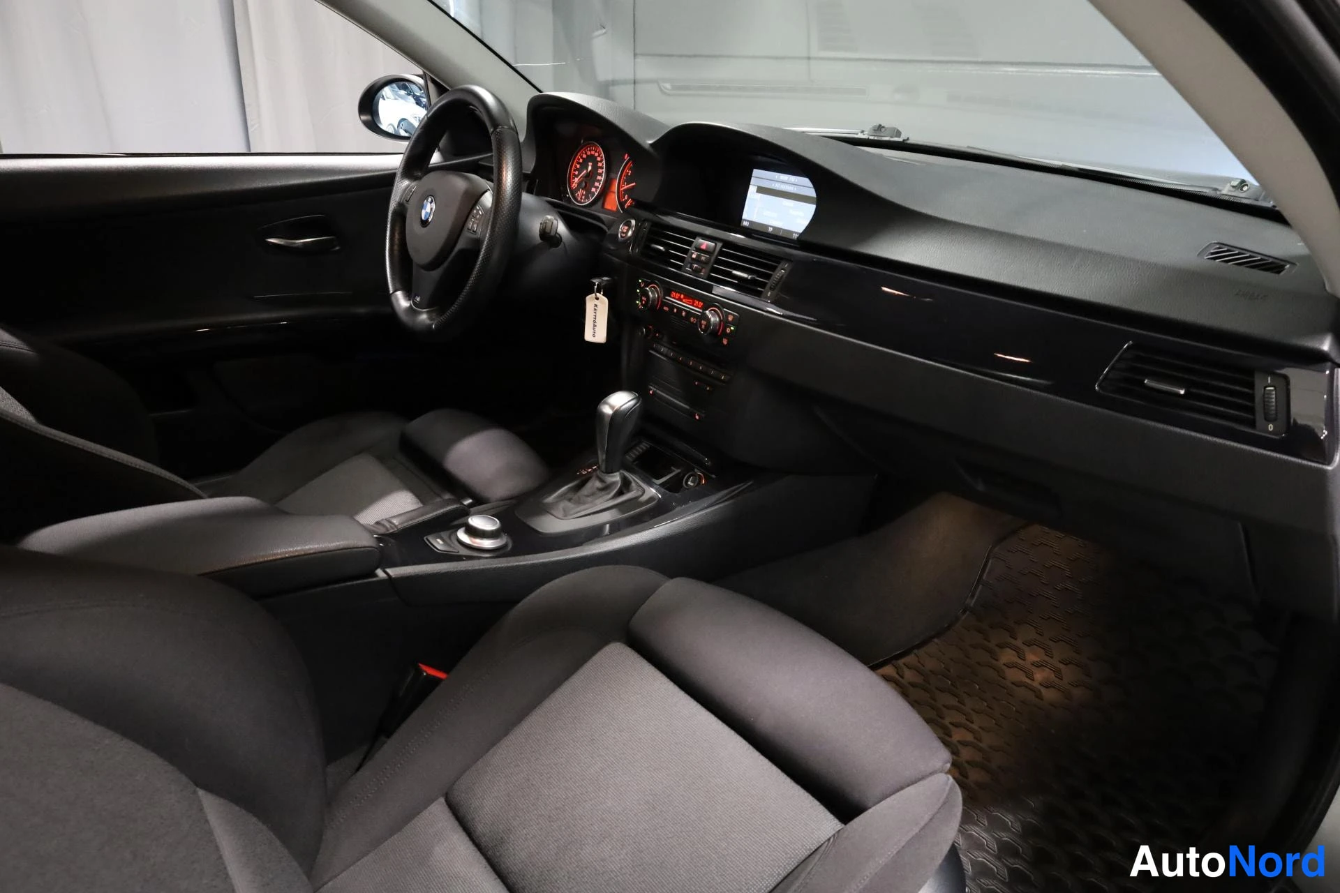 Harmaa BMW 335i 2007, ohjaamo, kuva 13