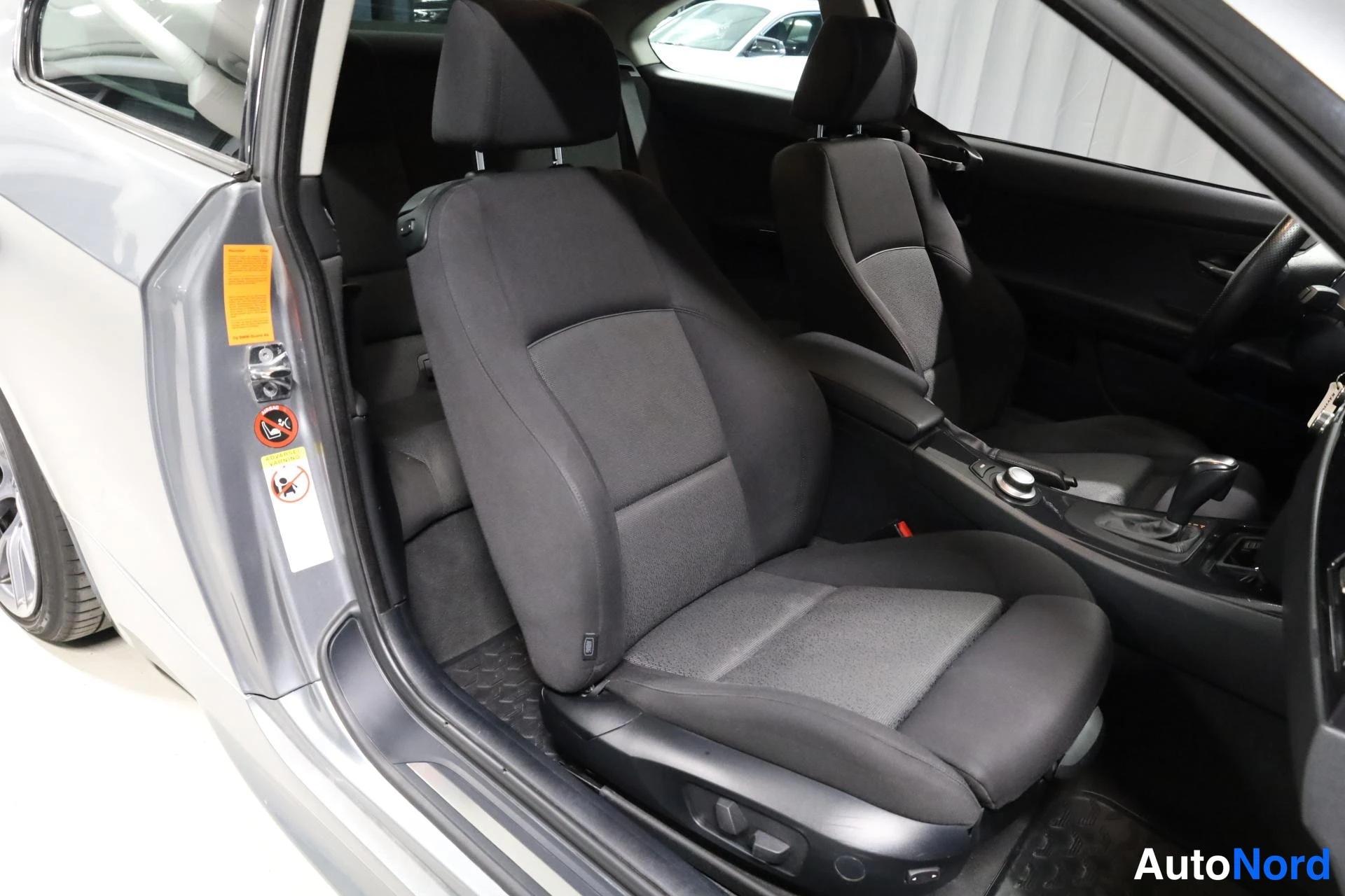 Harmaa BMW 335i 2007, etuistuimet, kuva 15