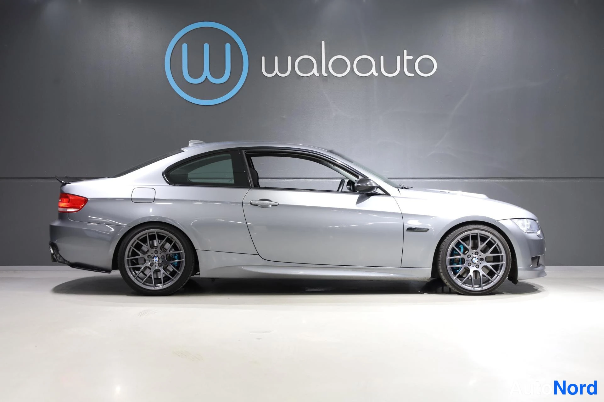 Harmaa BMW 335i 2007, sivulta, kuva 6