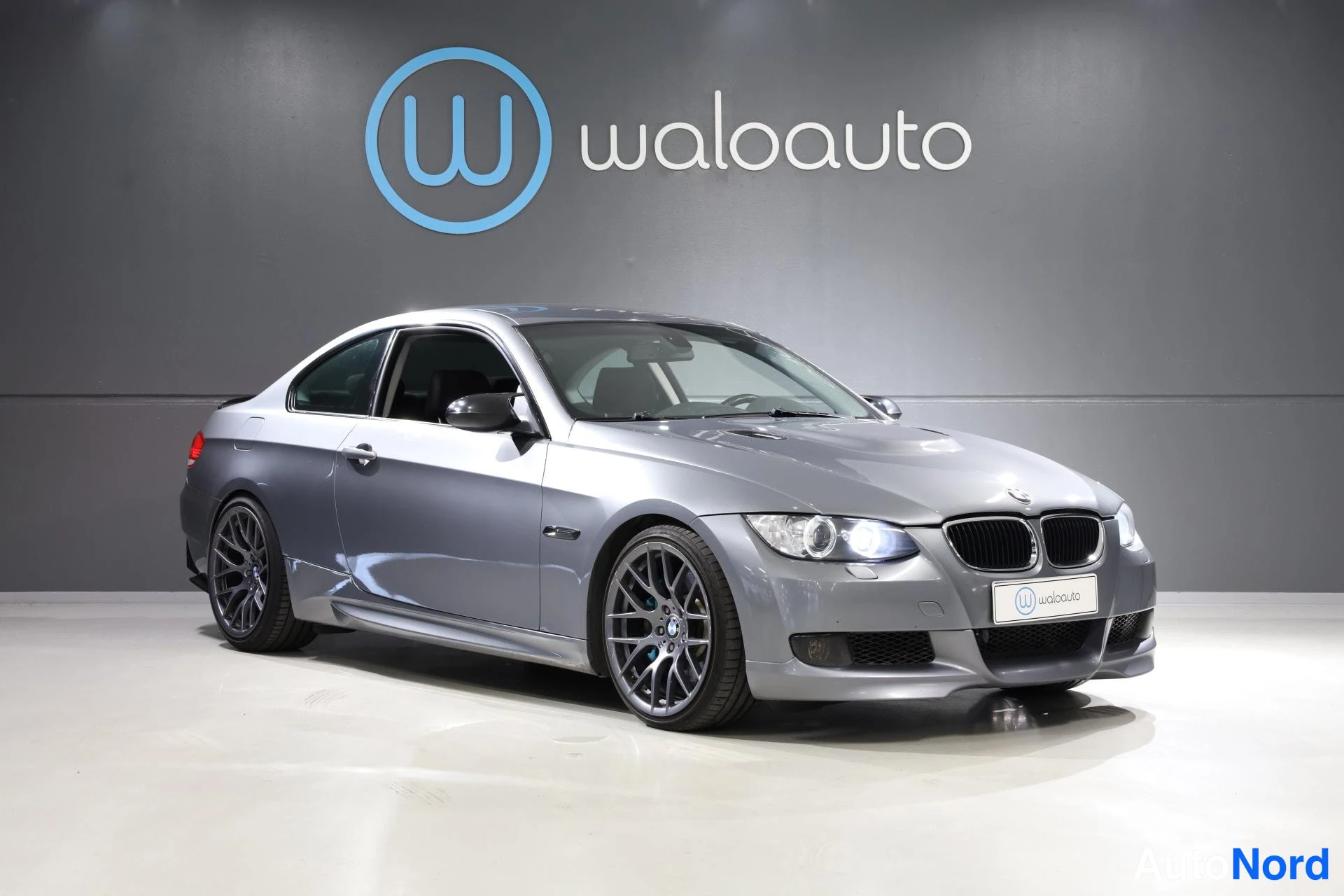 Harmaa BMW 335i 2007, etuviisto, keula oikealle, kuva 3