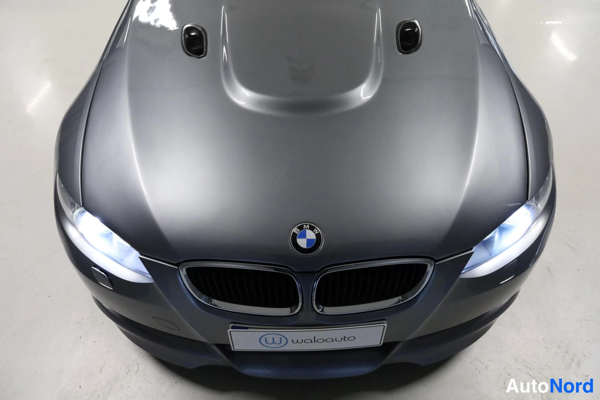 Harmaa BMW 335i 2007, edestä, kuva 5