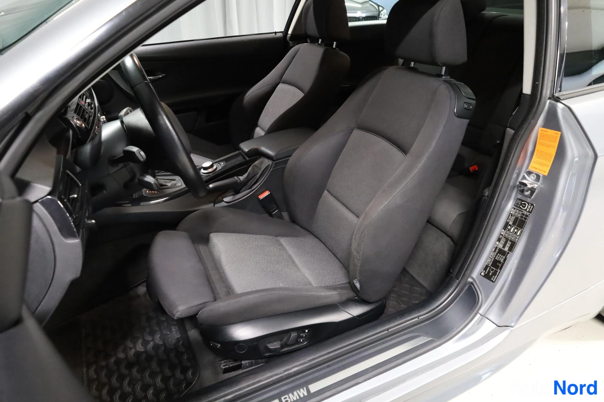 Harmaa BMW 335i 2007, etuistuimet, kuva 14