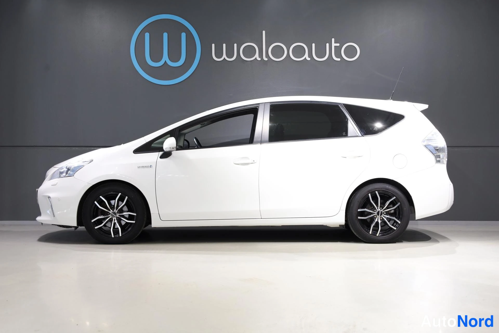 Valkoinen Toyota Prius+ 2013, etuviisto, keula vasemmalle, kuva 2