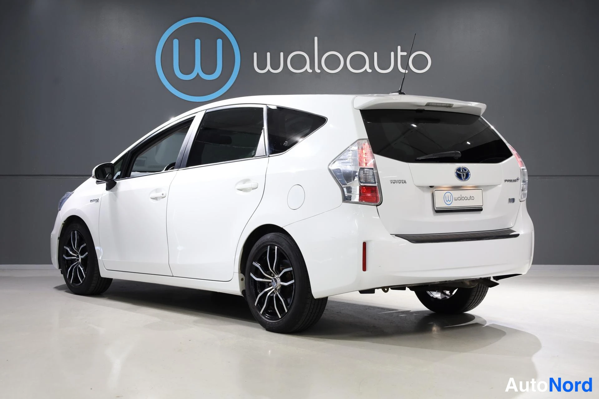 Valkoinen Toyota Prius+ 2013, takaviisto, kuva 6