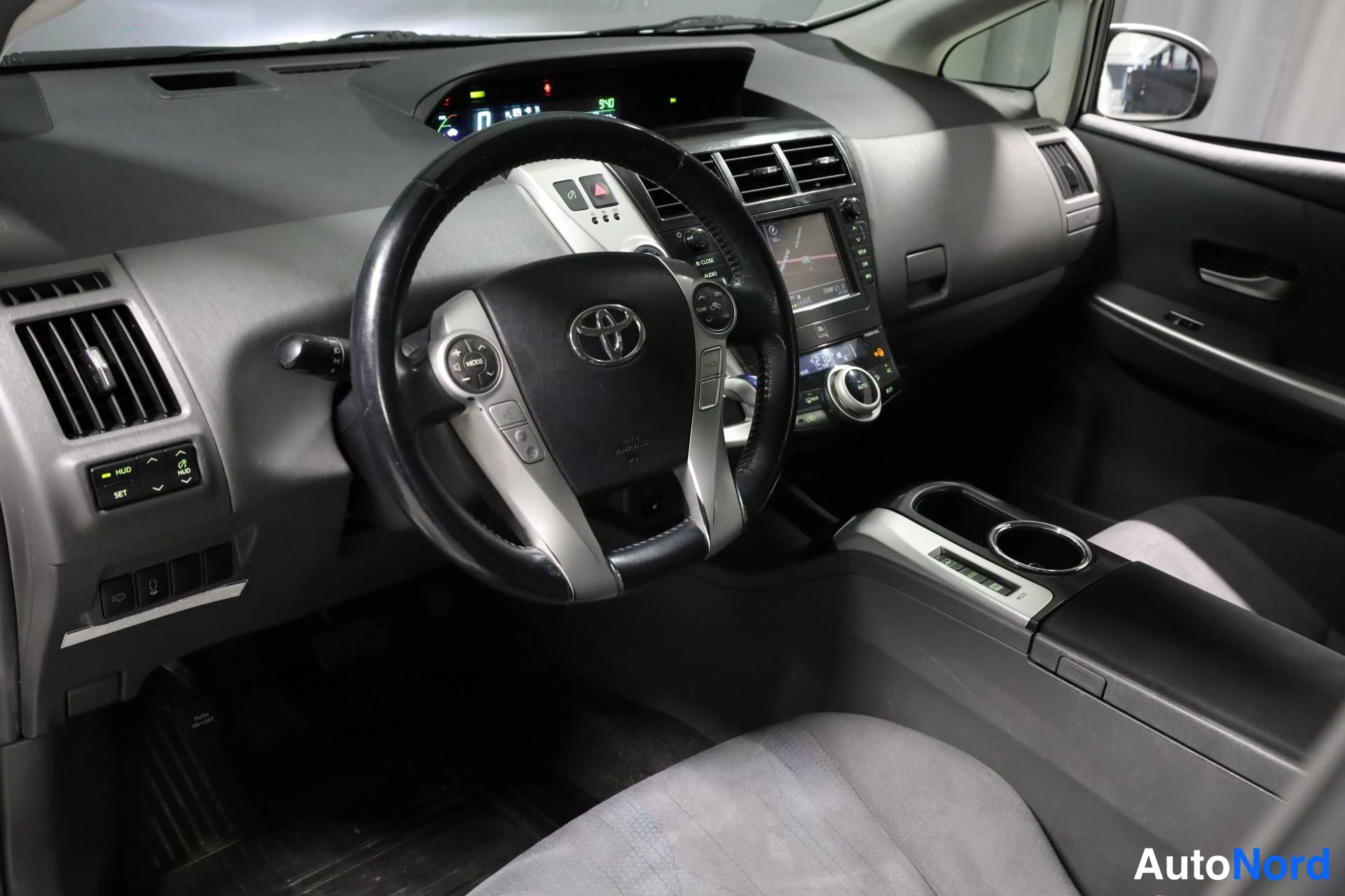 Valkoinen Toyota Prius+ 2013, ohjaamo, kuva 9