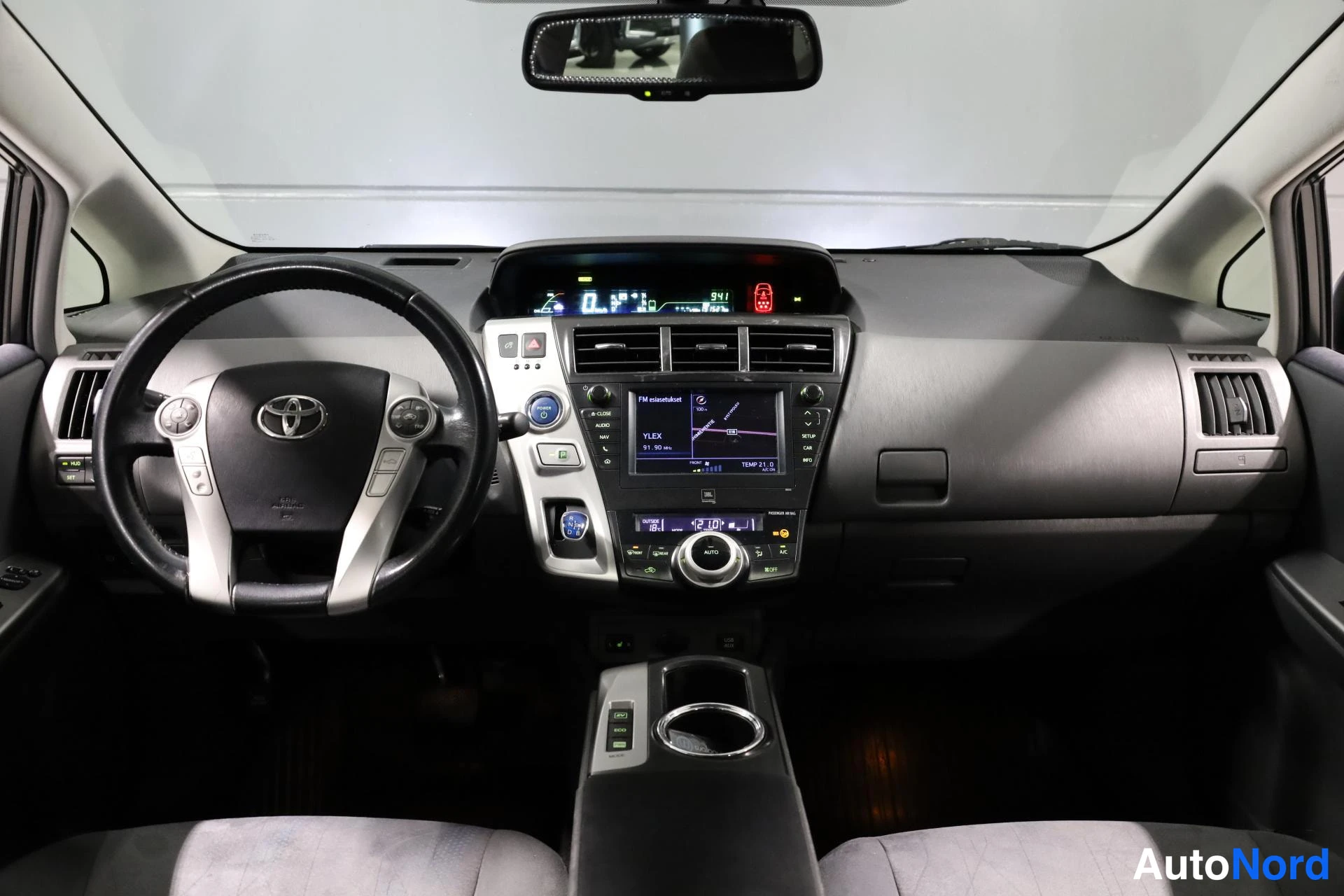 Valkoinen Toyota Prius+ 2013, ohjaamo, kuva 10