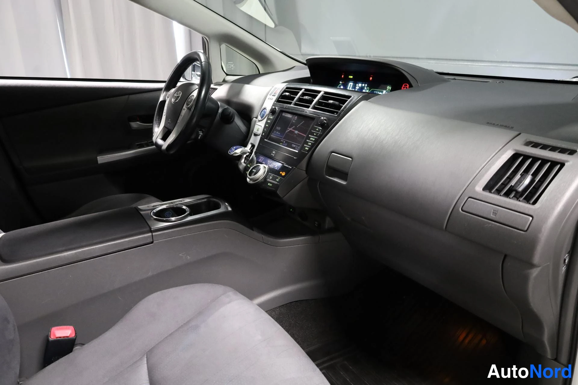 Valkoinen Toyota Prius+ 2013, ohjaamo, kuva 11