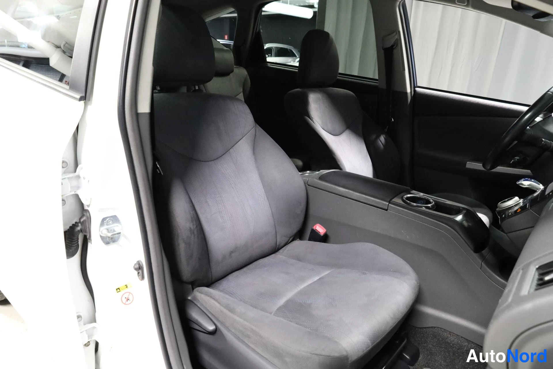Valkoinen Toyota Prius+ 2013, etuistuimet, kuva 15