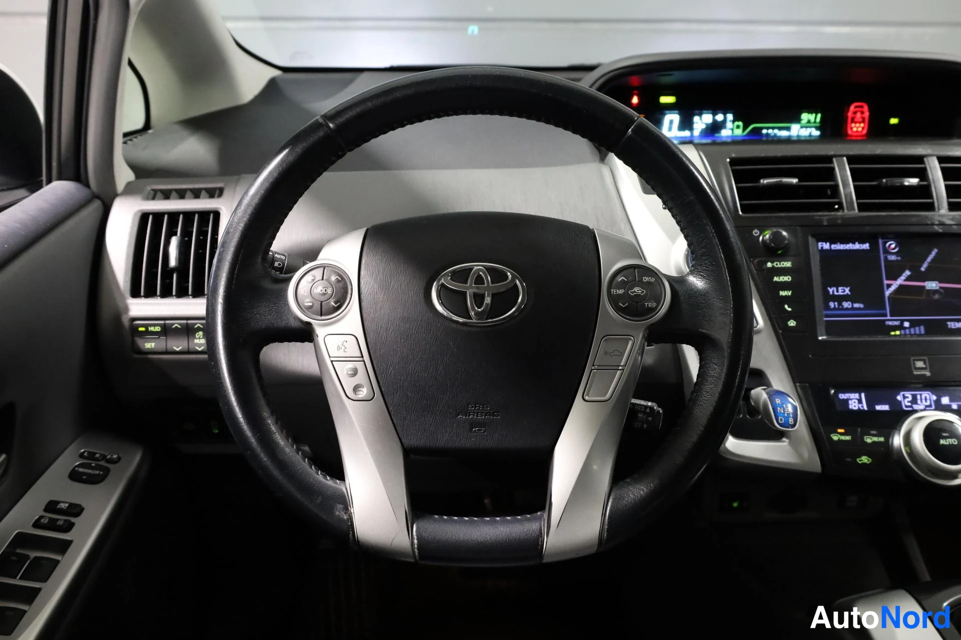 Valkoinen Toyota Prius+ 2013, yksityiskohta, kuva 19