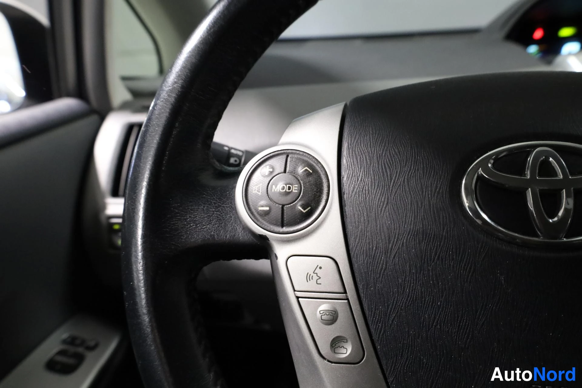 Valkoinen Toyota Prius+ 2013, yksityiskohta, kuva 21