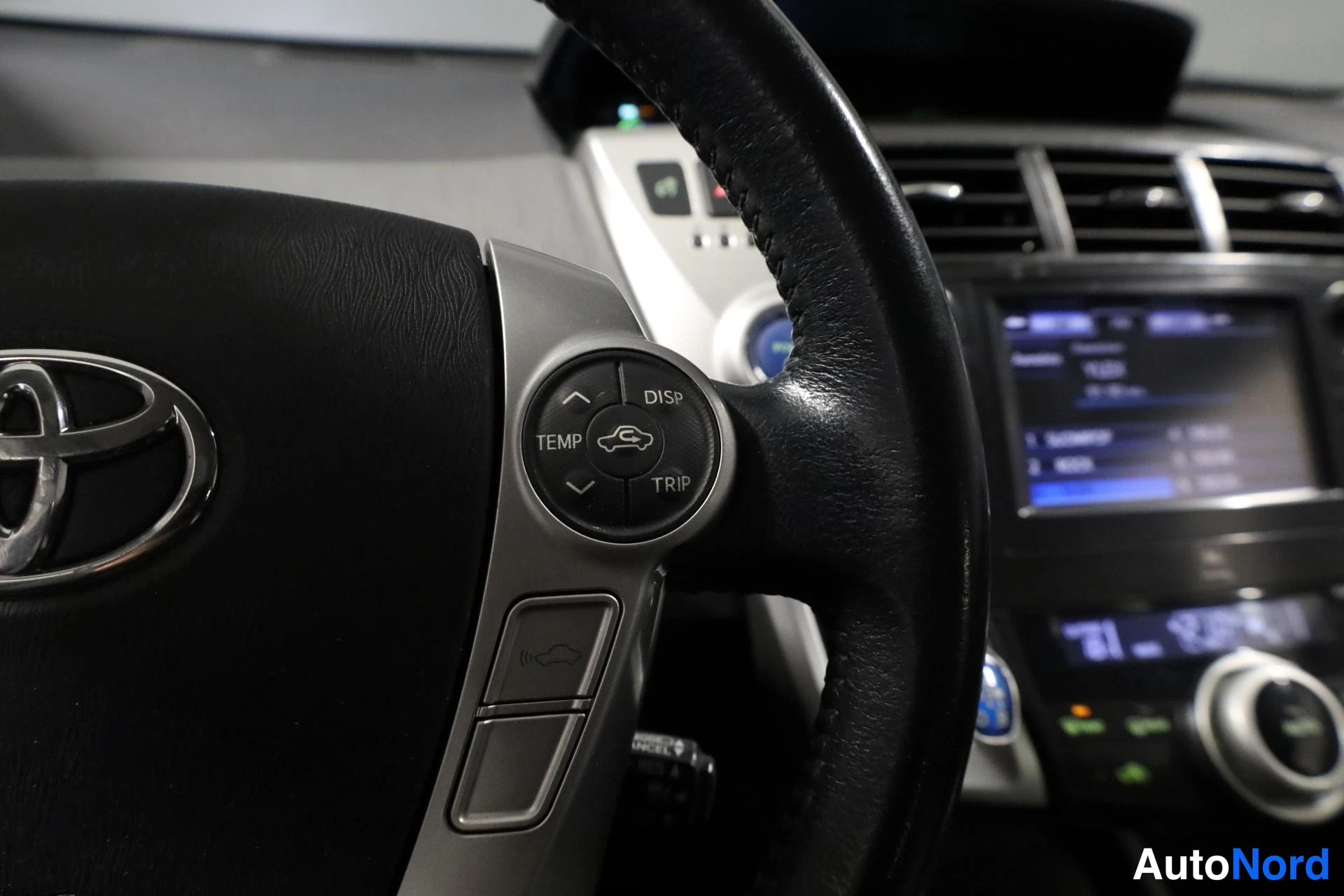 Valkoinen Toyota Prius+ 2013, yksityiskohta, kuva 30