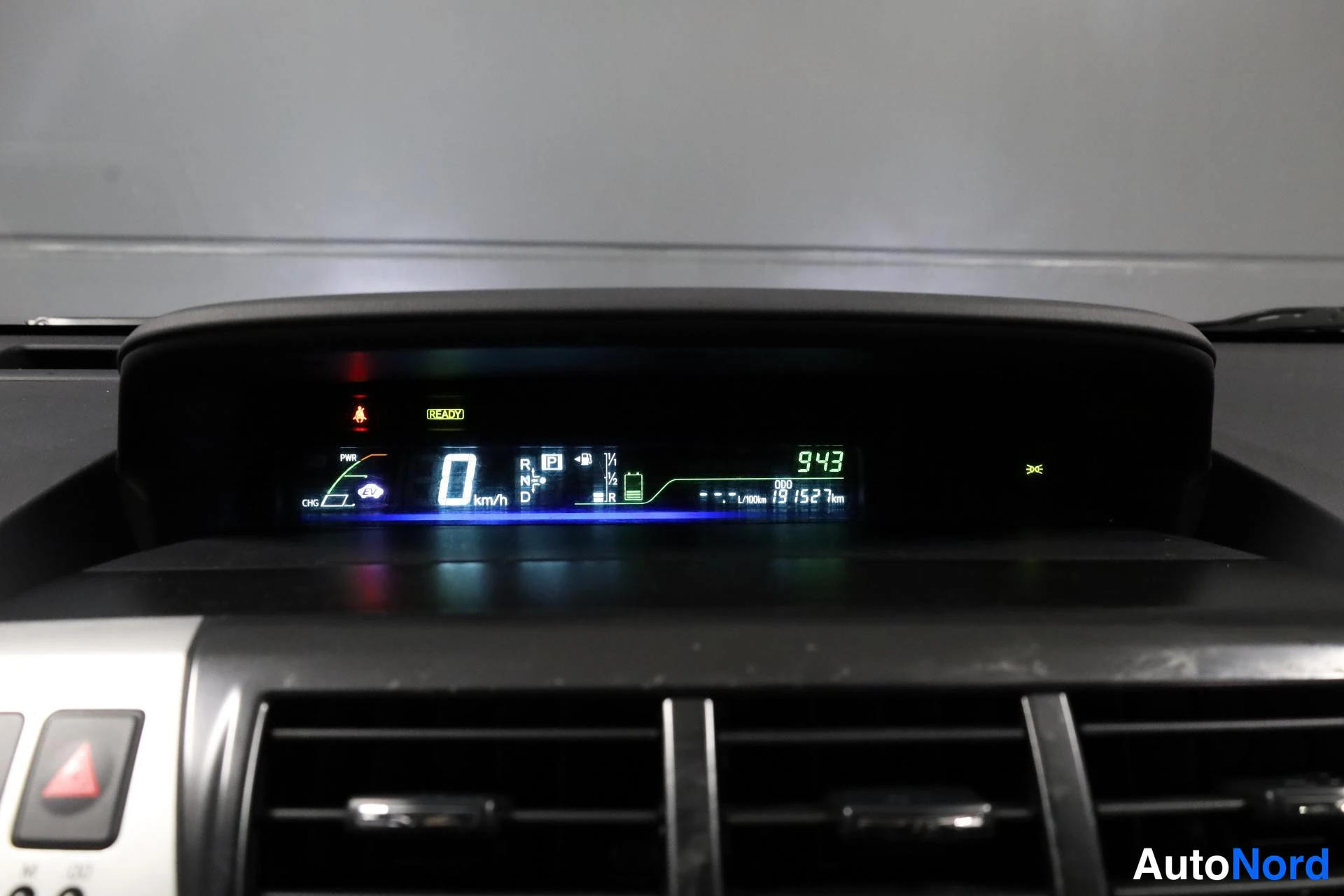 Valkoinen Toyota Prius+ 2013, yksityiskohta, kuva 22