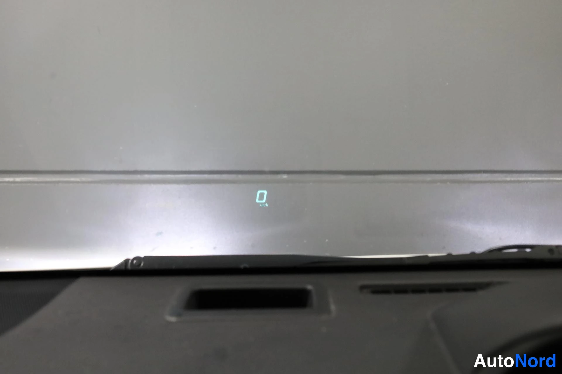 Valkoinen Toyota Prius+ 2013, yksityiskohta, kuva 23
