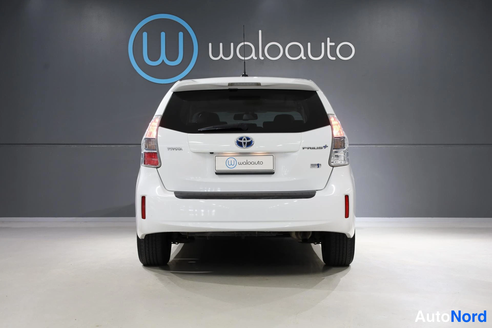 Valkoinen Toyota Prius+ 2013, takaa, kuva 8