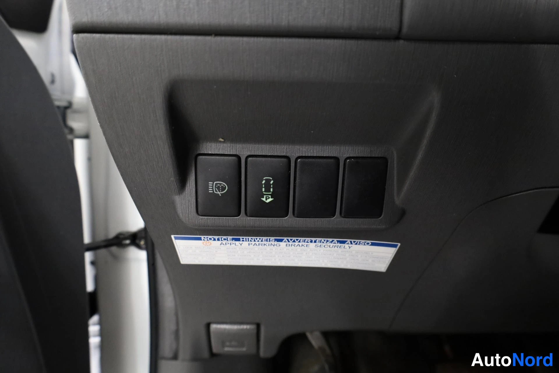 Valkoinen Toyota Prius+ 2013, yksityiskohta, kuva 28