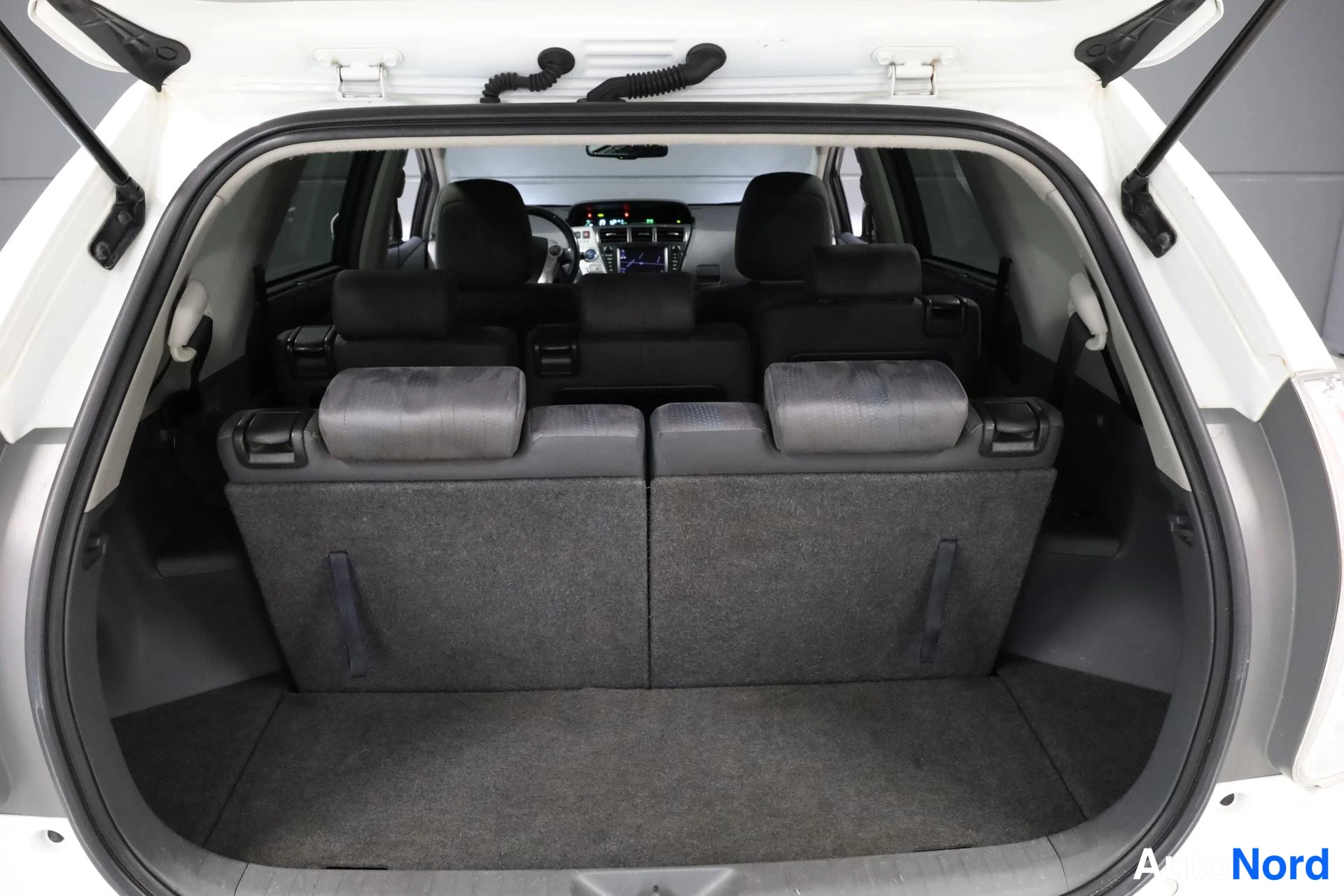 Valkoinen Toyota Prius+ 2013, tavaratila, kuva 18