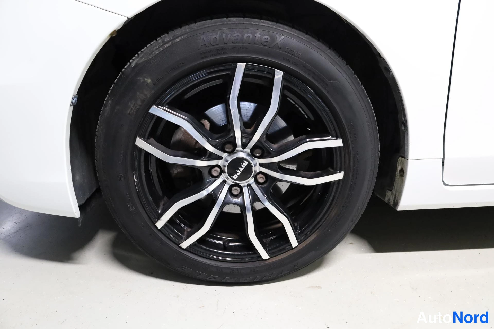 Valkoinen Toyota Prius+ 2013, yksityiskohta, kuva 29