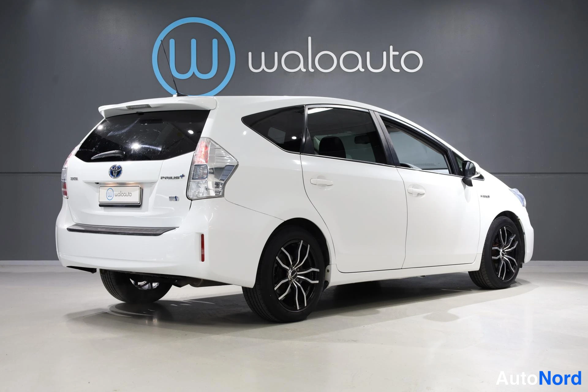 Valkoinen Toyota Prius+ 2013, takaviisto, kuva 7