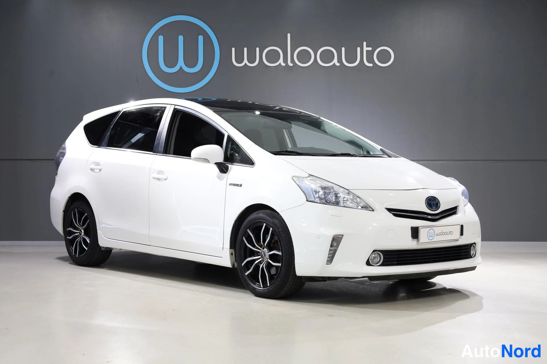 Valkoinen Toyota Prius+ 2013, etuviisto, keula oikealle, kuva 3