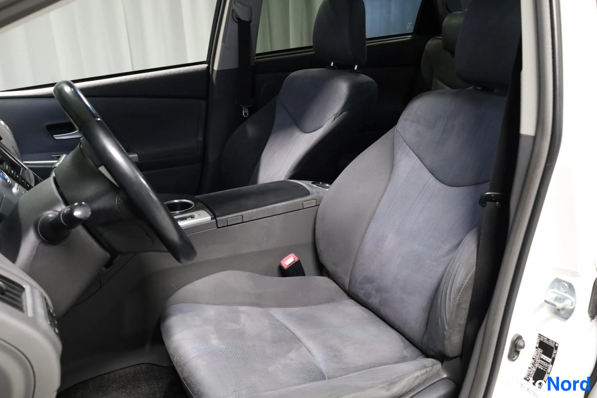 Valkoinen Toyota Prius+ 2013, etuistuimet, kuva 14