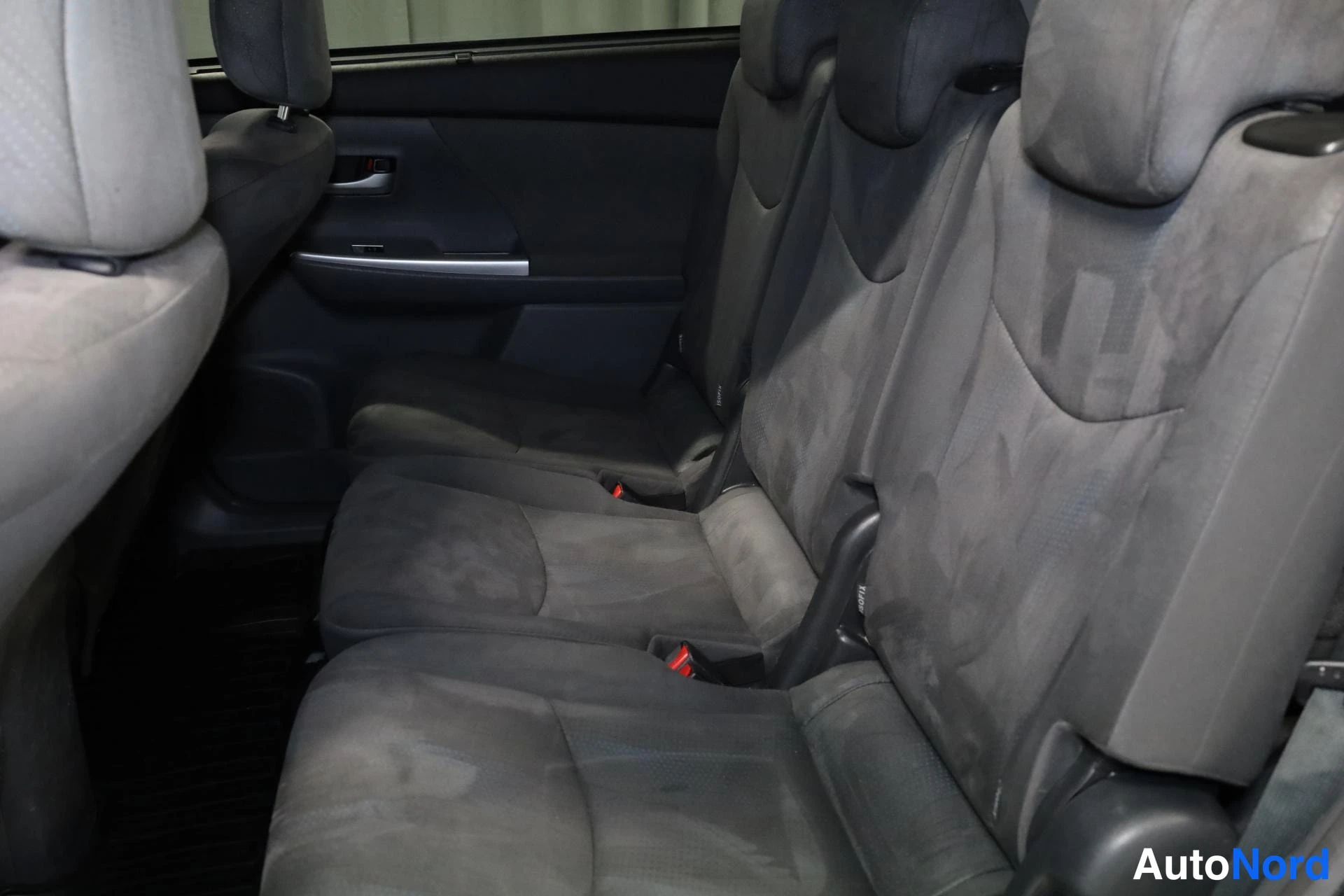 Valkoinen Toyota Prius+ 2013, takaistuimet, kuva 16