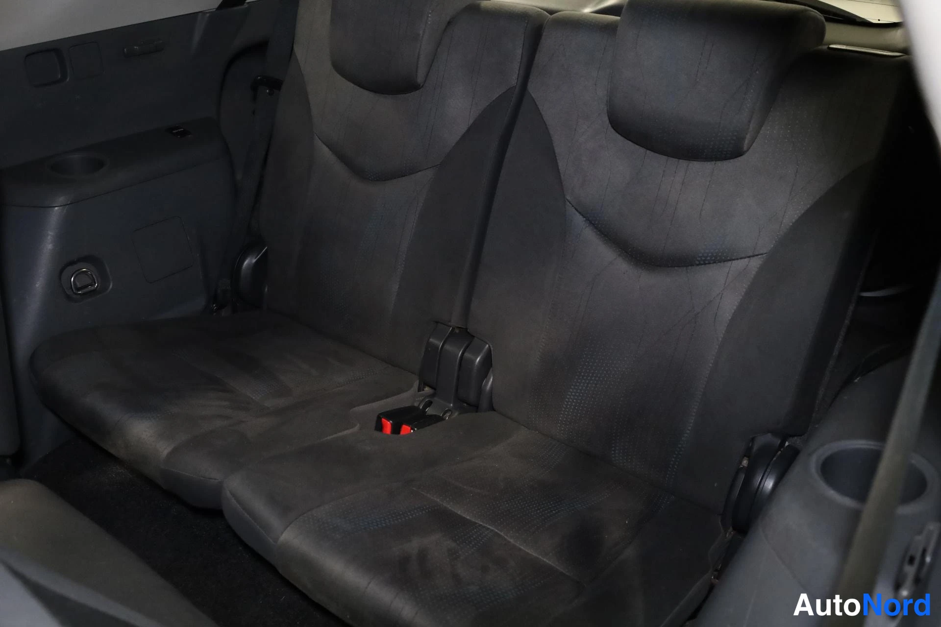 Valkoinen Toyota Prius+ 2013, takaistuimet, kuva 17
