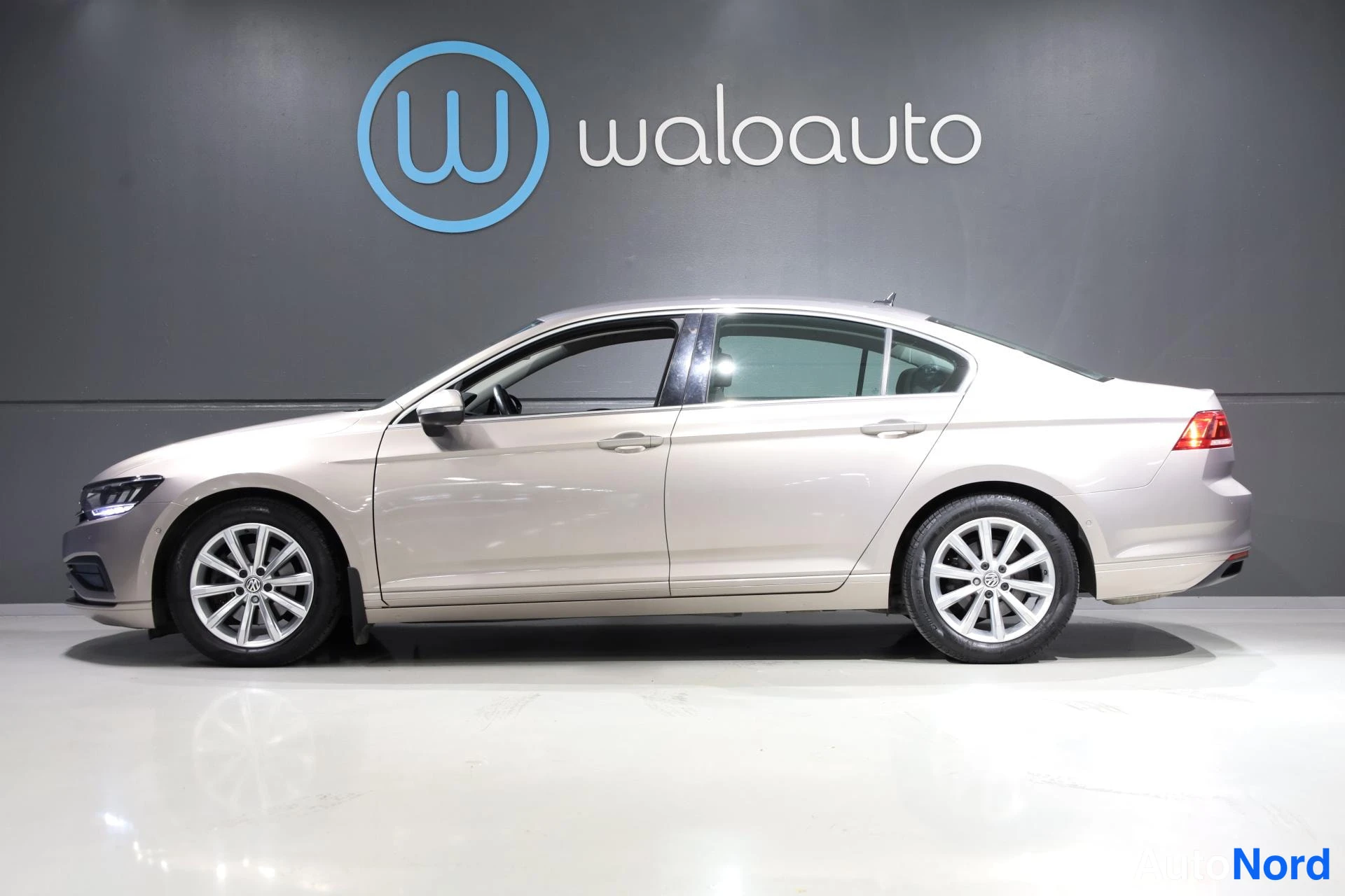 Harmaa Volkswagen Passat 2020, etuviisto, keula vasemmalle, kuva 2