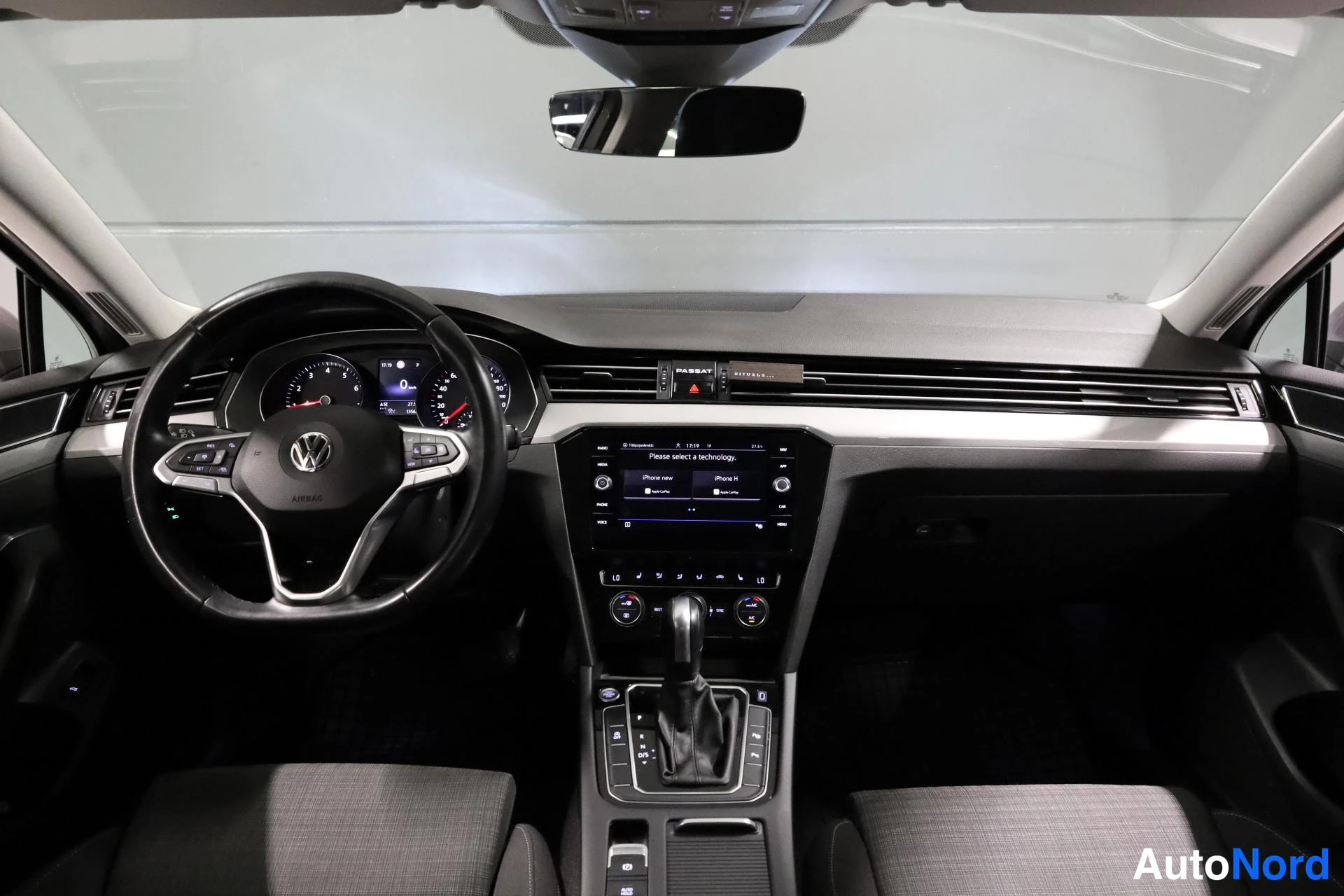 Harmaa Volkswagen Passat 2020, ohjaamo, kuva 10