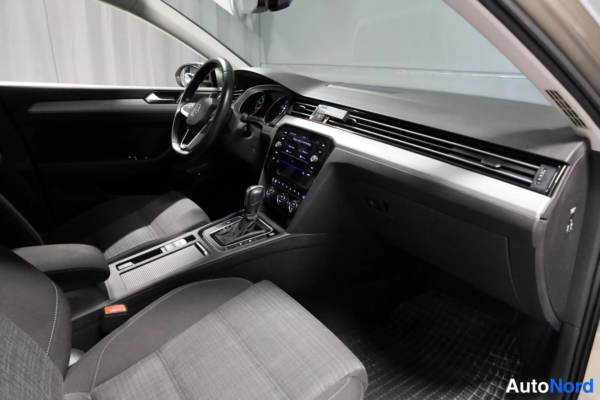 Harmaa Volkswagen Passat 2020, ohjaamo, kuva 11