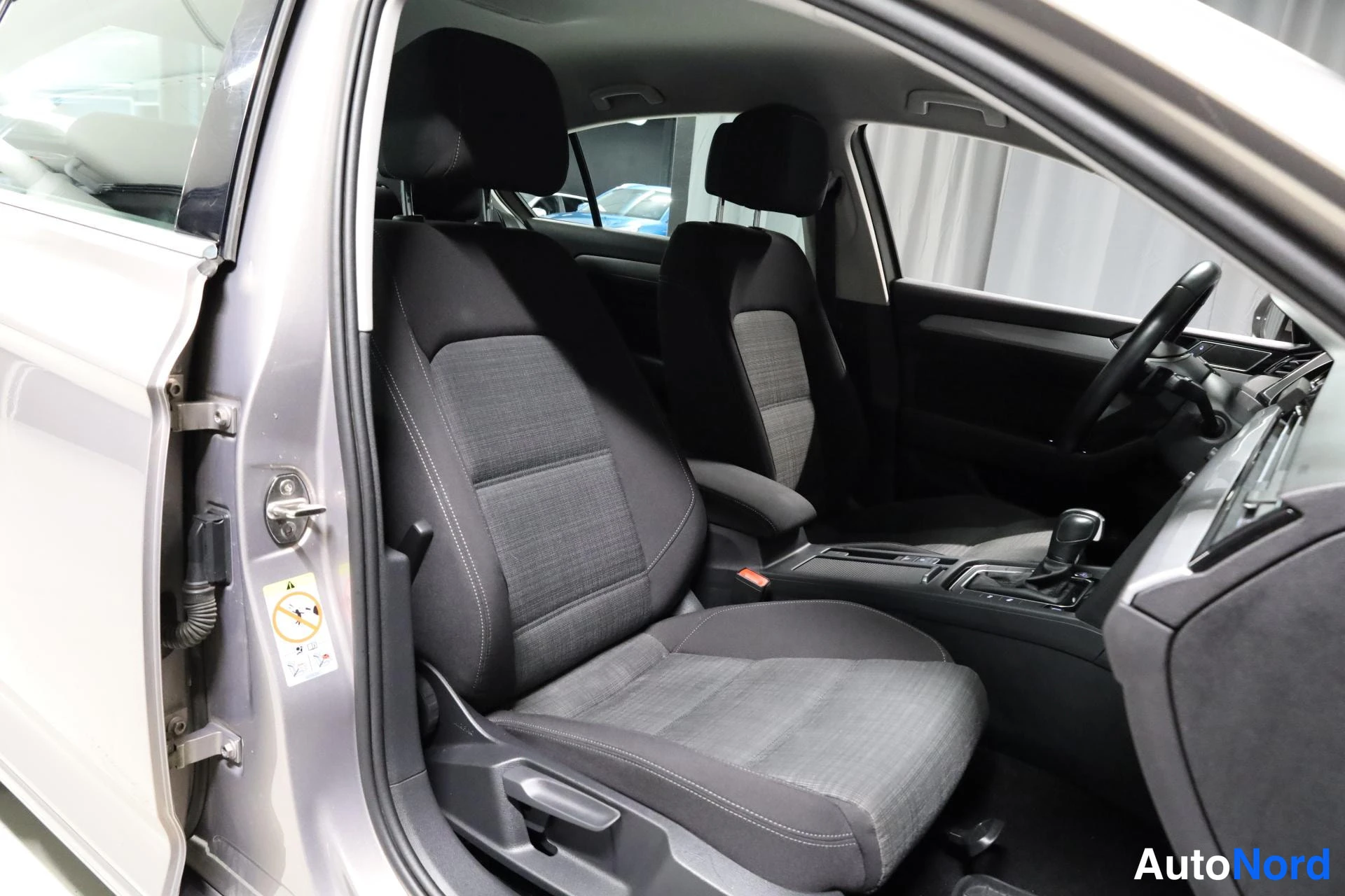 Harmaa Volkswagen Passat 2020, etuistuimet, kuva 17