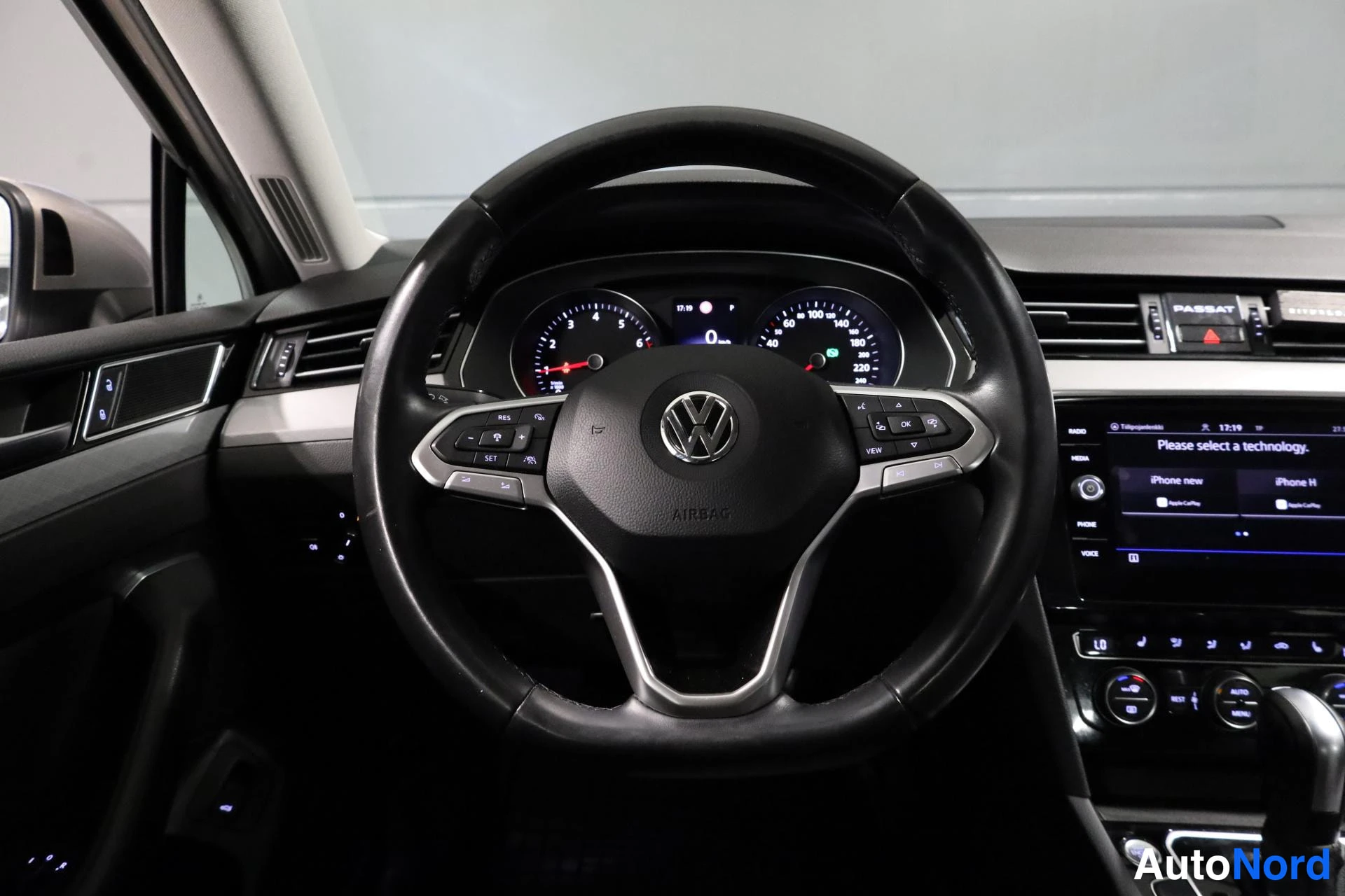 Harmaa Volkswagen Passat 2020, ohjaamo, kuva 12