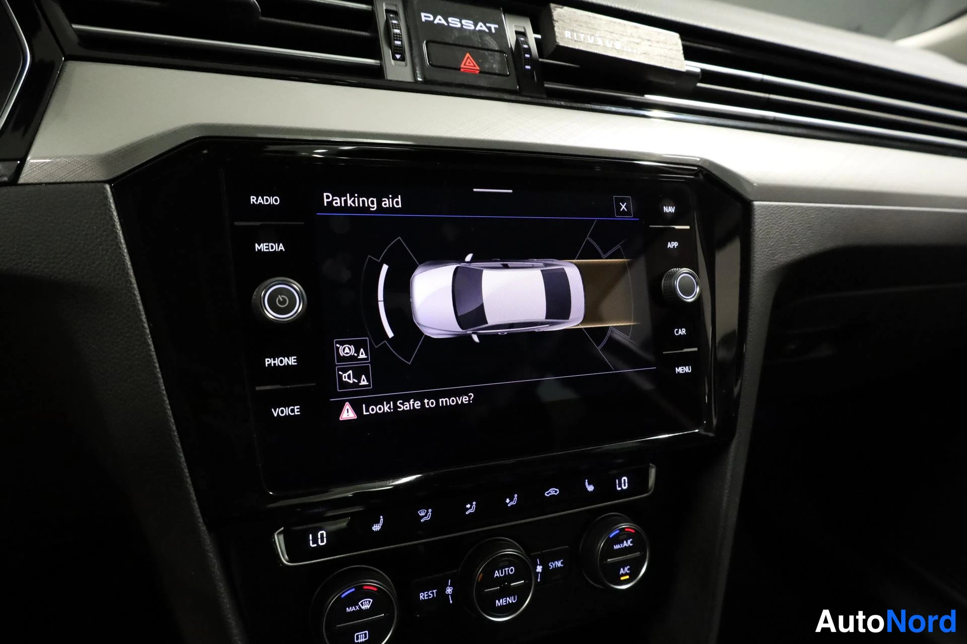 Harmaa Volkswagen Passat 2020, ohjaamo, kuva 15
