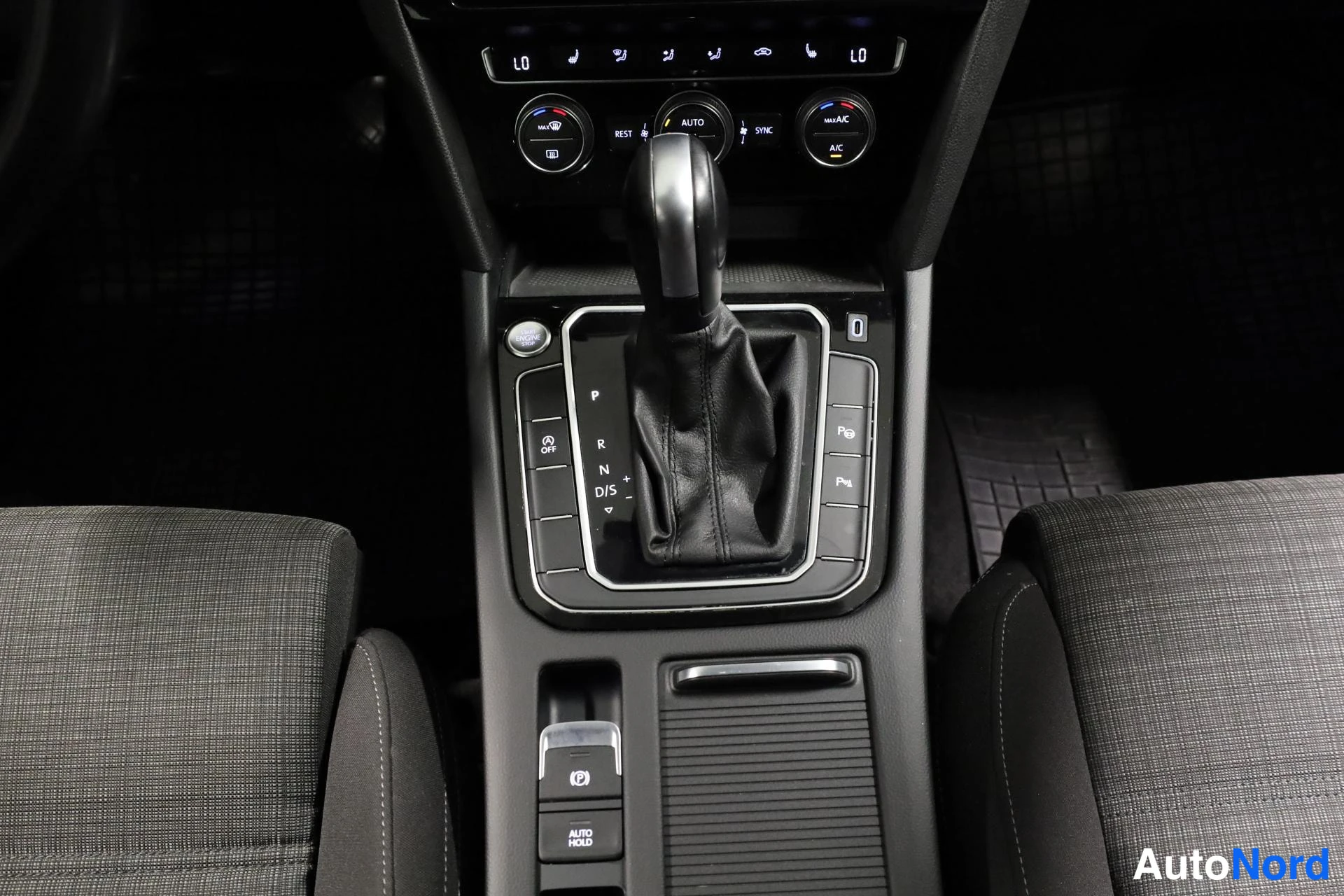 Harmaa Volkswagen Passat 2020, yksityiskohta, kuva 22
