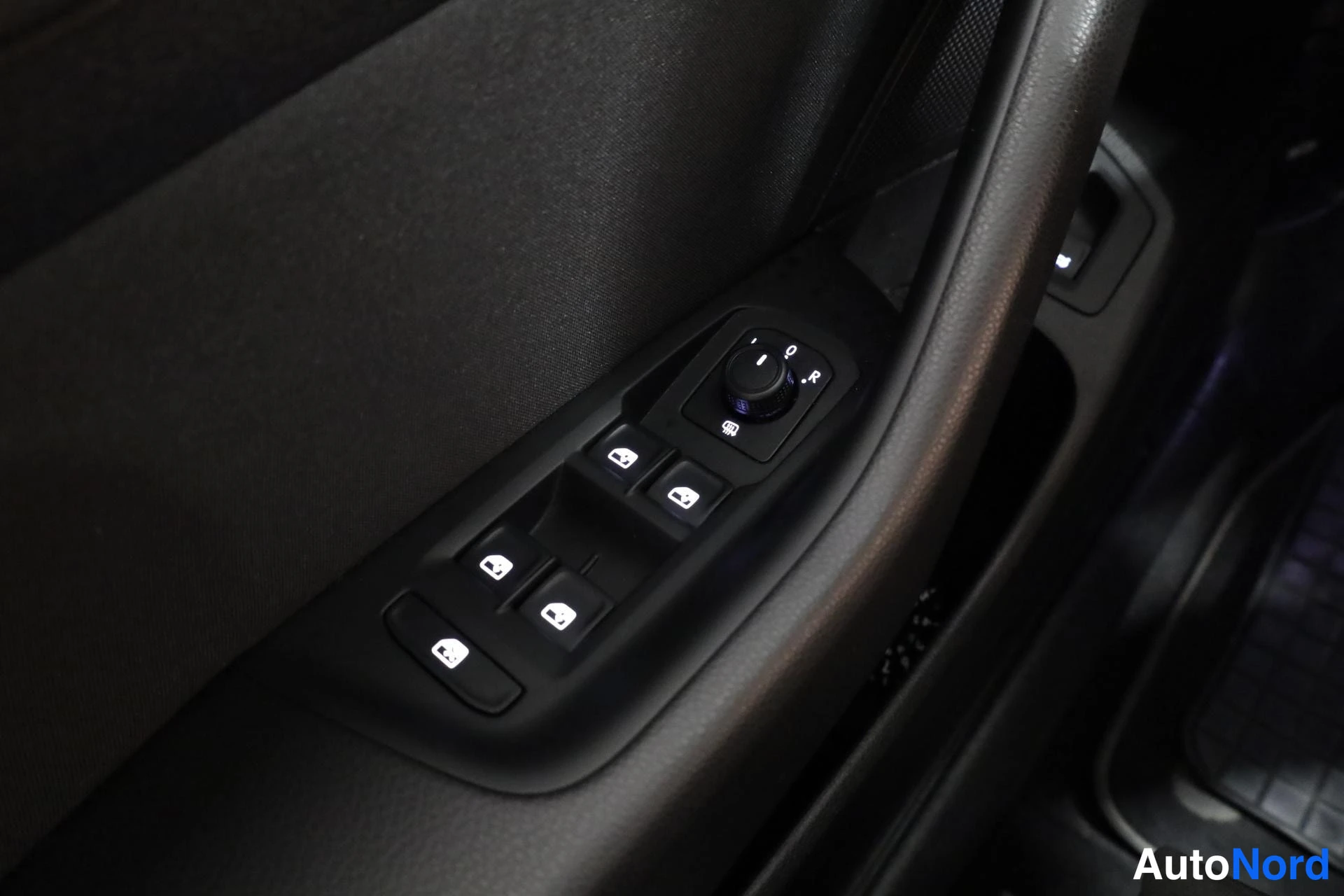 Harmaa Volkswagen Passat 2020, yksityiskohta, kuva 28