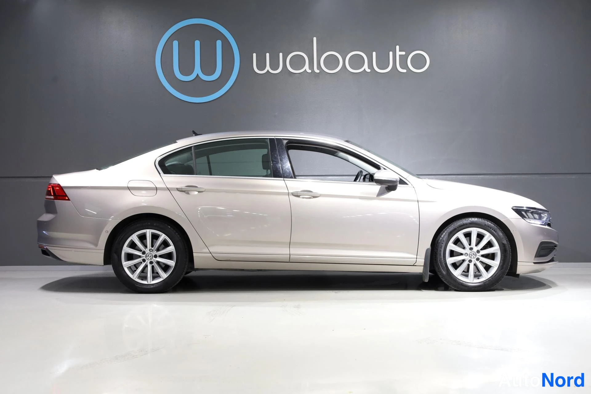 Harmaa Volkswagen Passat 2020, sivulta, kuva 5