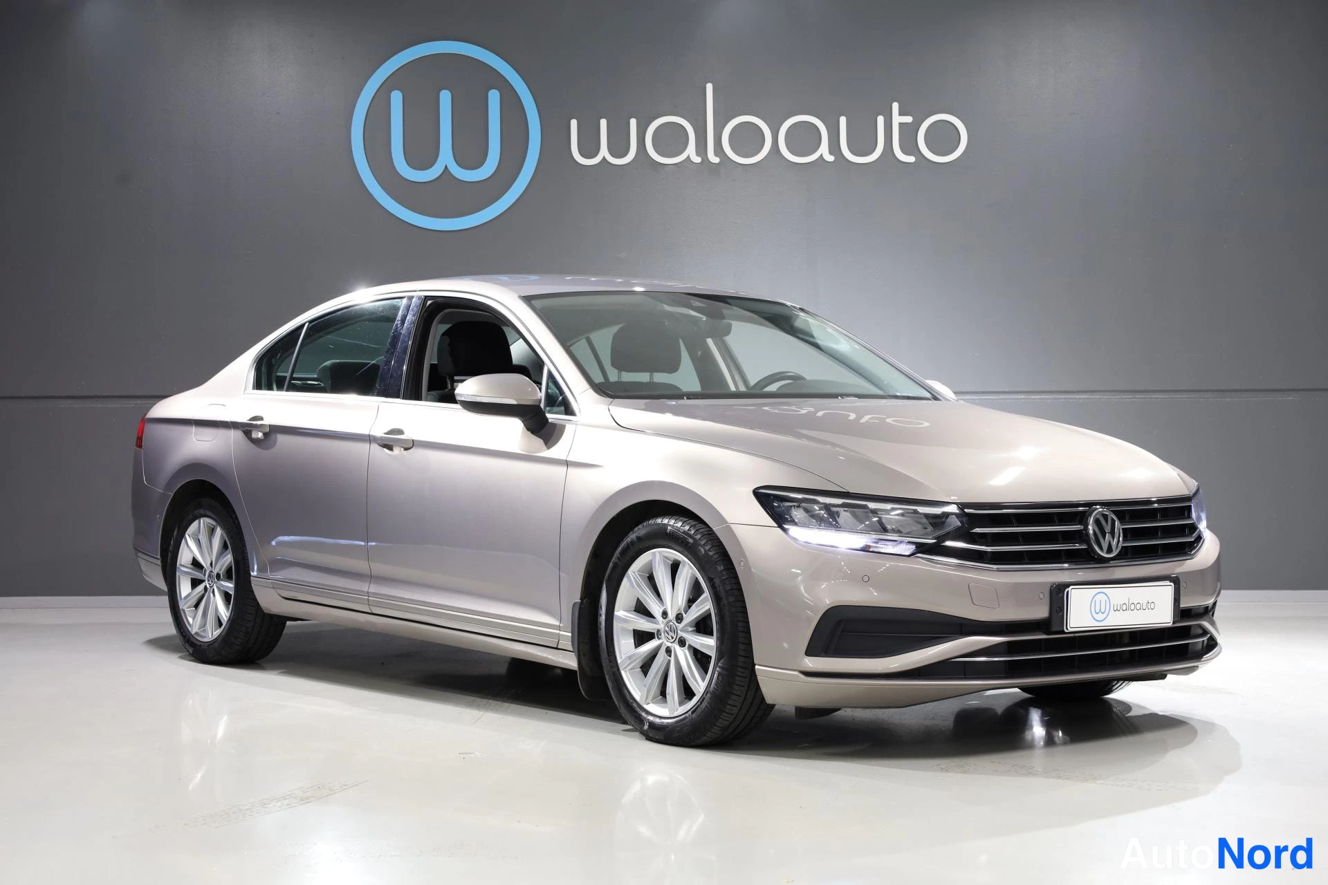 Harmaa Volkswagen Passat 2020, etuviisto, keula oikealle, kuva 3