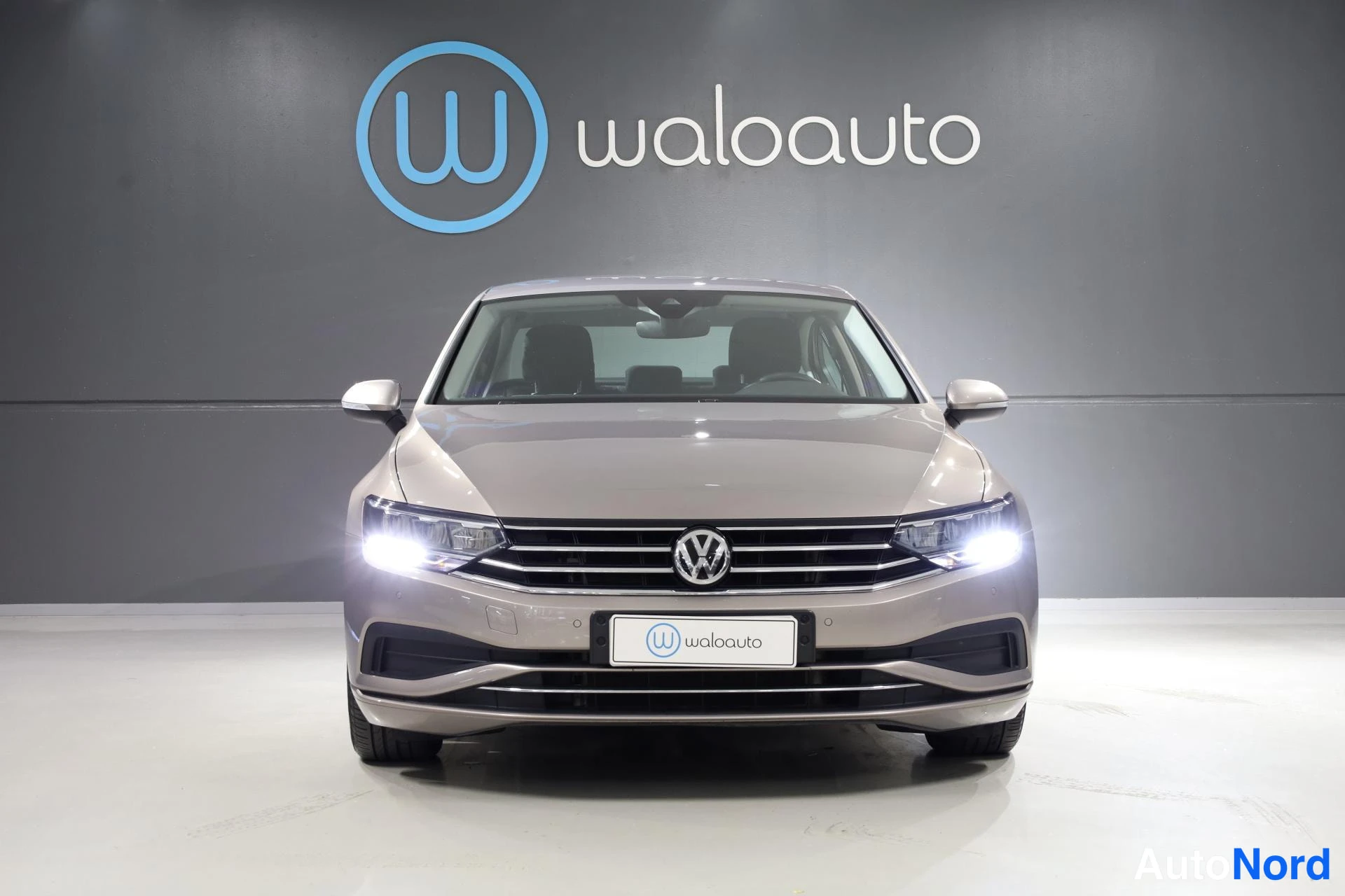 Harmaa Volkswagen Passat 2020, edestä, kuva 4