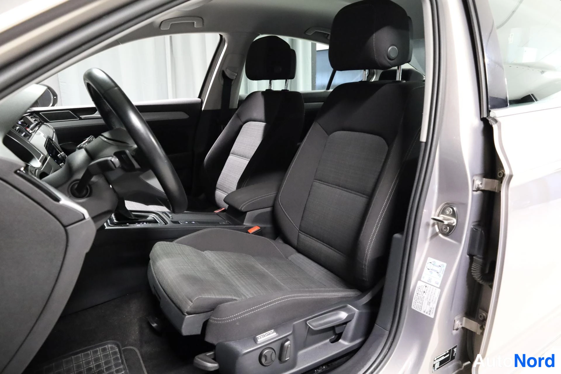 Harmaa Volkswagen Passat 2020, etuistuimet, kuva 16