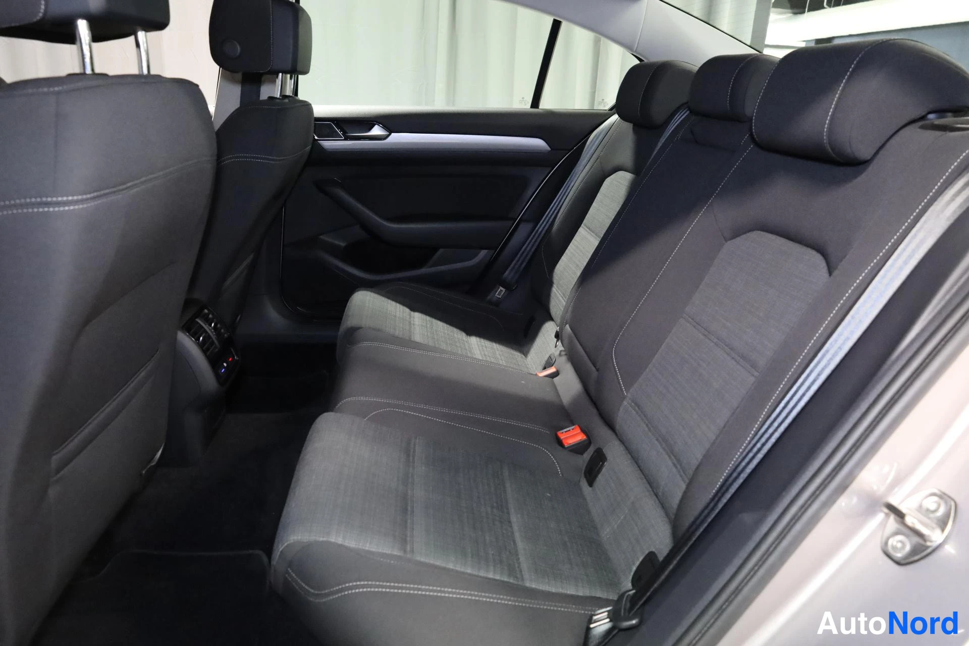 Harmaa Volkswagen Passat 2020, takaistuimet, kuva 18