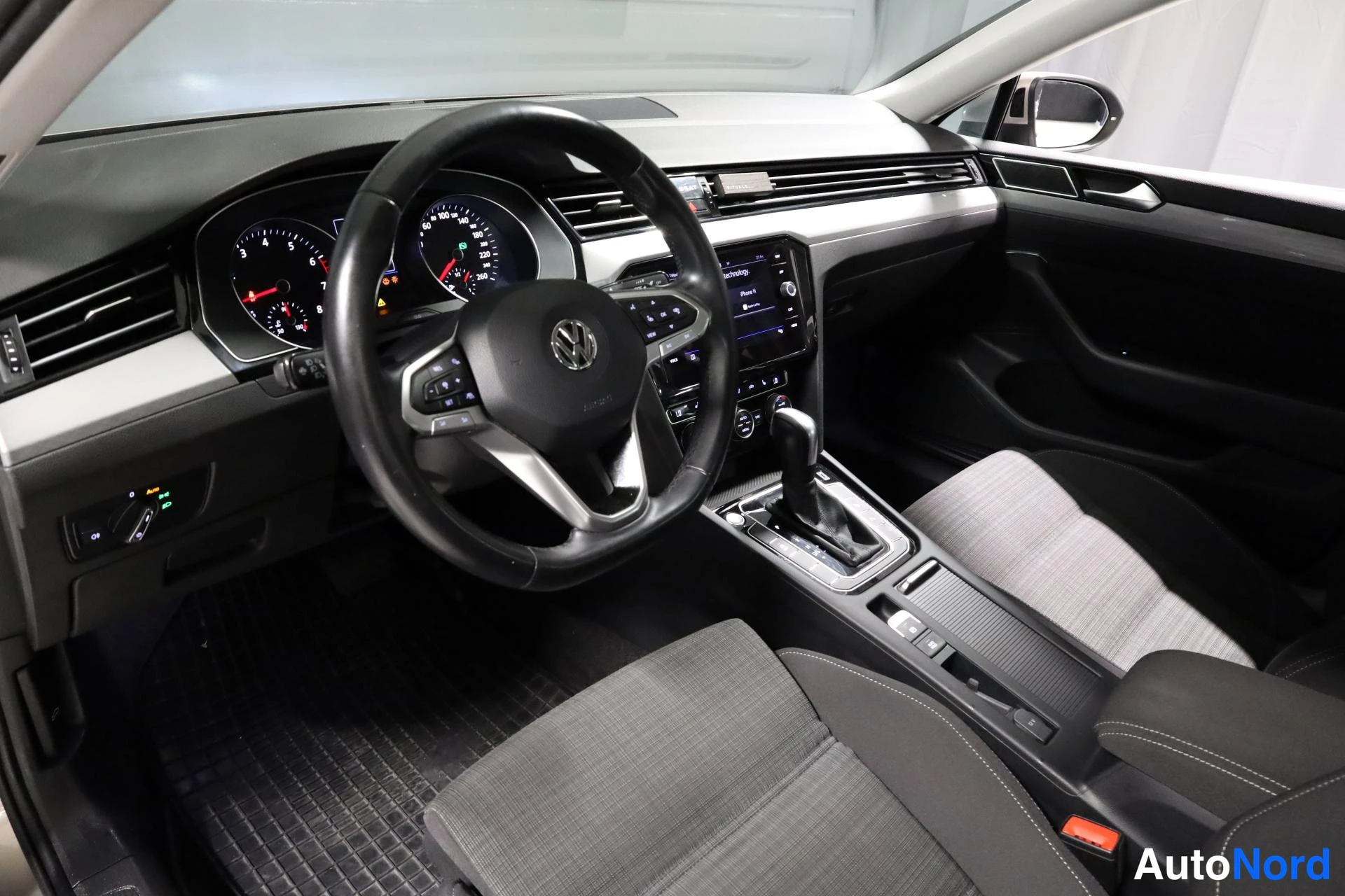 Harmaa Volkswagen Passat 2020, ohjaamo, kuva 9