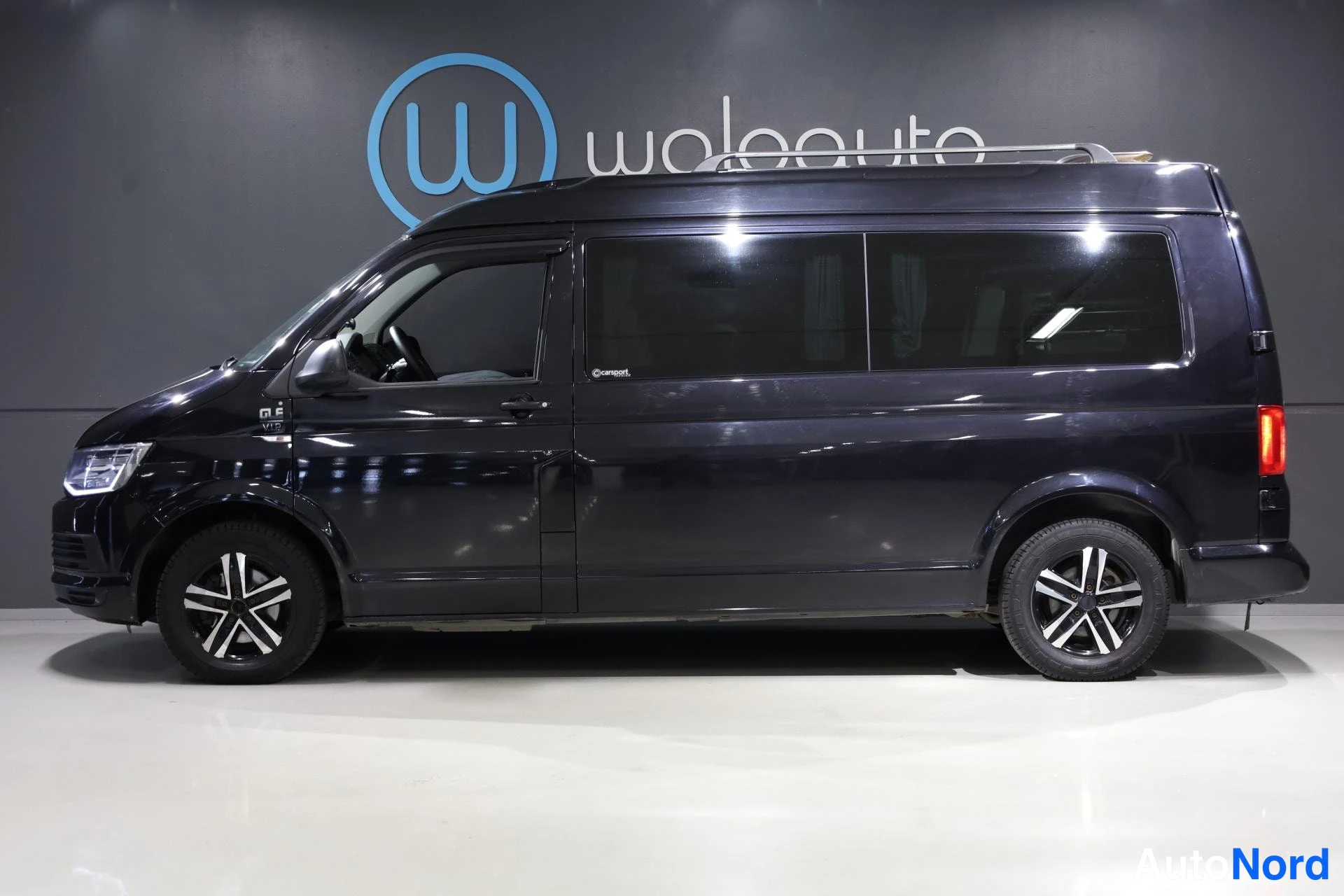 Musta Volkswagen Transporter 2015, etuviisto, keula vasemmalle, kuva 2