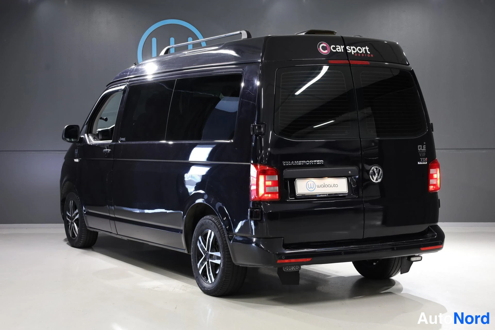 Musta Volkswagen Transporter 2015, takaviisto, kuva 6