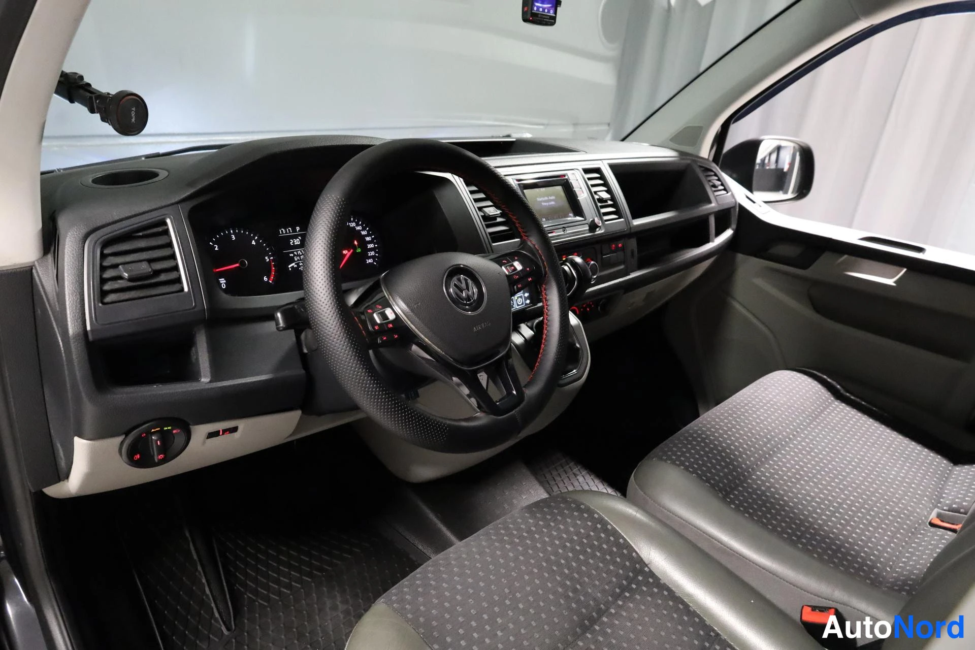 Musta Volkswagen Transporter 2015, kuva 31