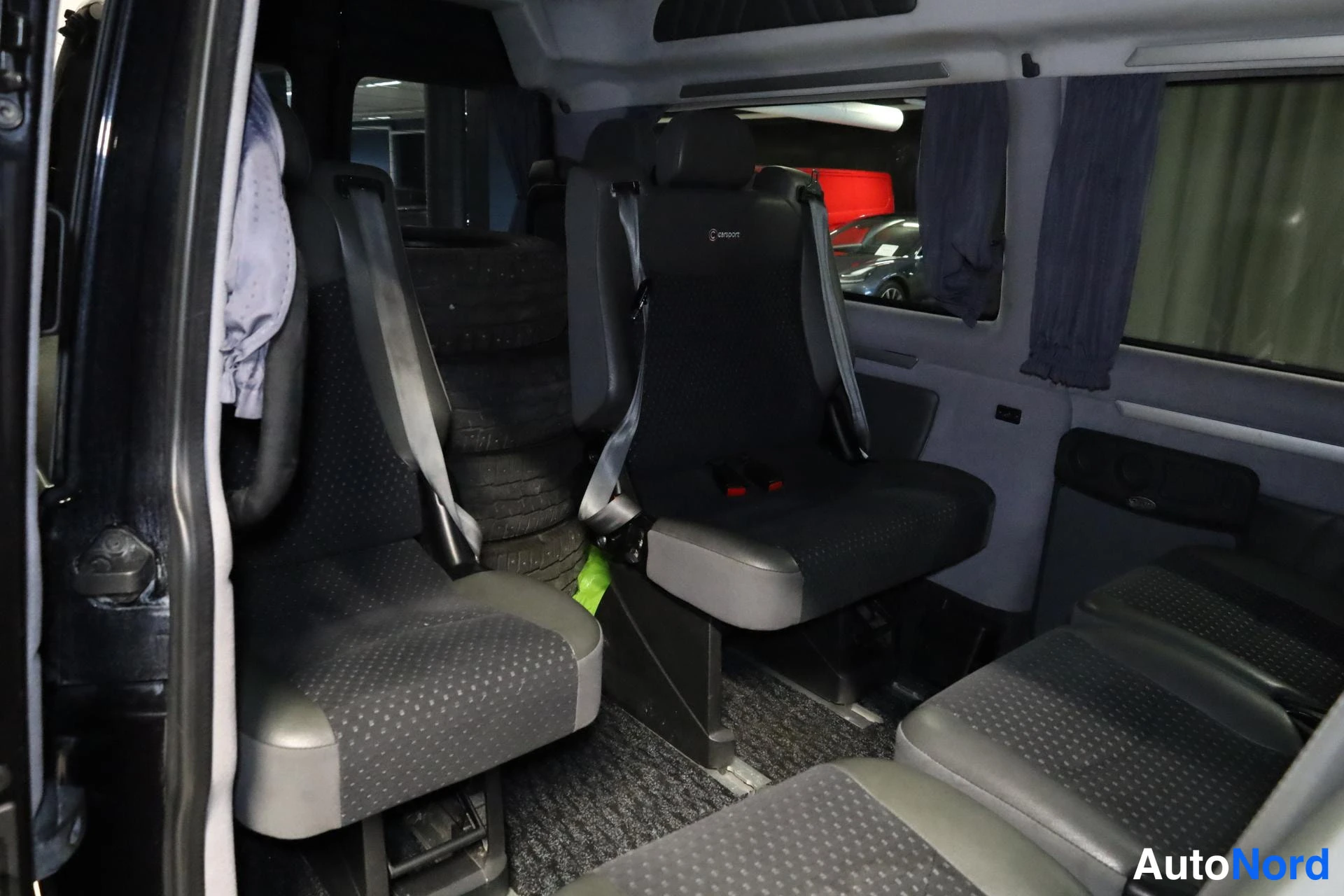 Musta Volkswagen Transporter 2015, takaistuimet, kuva 13